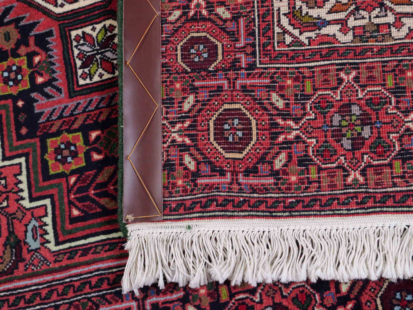 Handgeknüpfter Gholtogh Dorfteppich von Khademi aus Wolle, rot. Feiner, kurdischer Nomadenteppich mit geometrischem Medaillon. Orientteppich, von Hand geknüpft in Iran. Größe: 165 cm x 104 cm. Teppichnummer: SB3-1154 | Jupiter Intl.