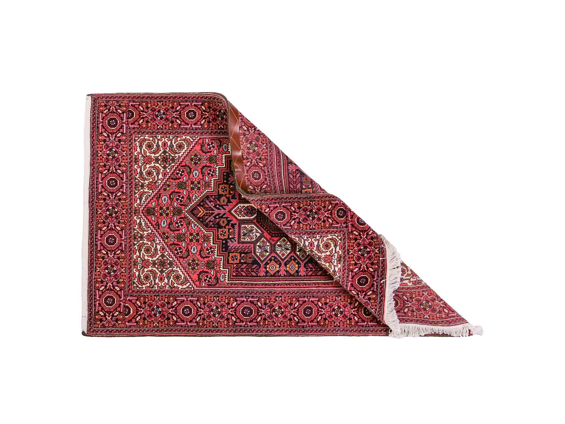 Handgeknüpfter Gholtogh Dorfteppich von Khademi aus Wolle, rot. Feiner, kurdischer Nomadenteppich mit geometrischem Medaillon. Orientteppich, von Hand geknüpft in Iran. Größe: 165 cm x 104 cm. Teppichnummer: SB3-1154 | Jupiter Intl.