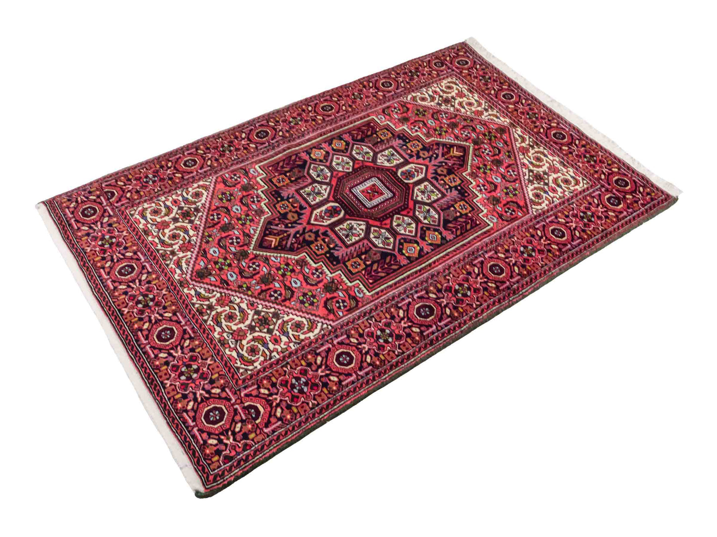Handgeknüpfter Gholtogh Dorfteppich von Khademi aus Wolle, rot. Feiner, kurdischer Nomadenteppich mit geometrischem Medaillon. Orientteppich, von Hand geknüpft in Iran. Größe: 165 cm x 104 cm. Teppichnummer: SB3-1154 | Jupiter Intl.