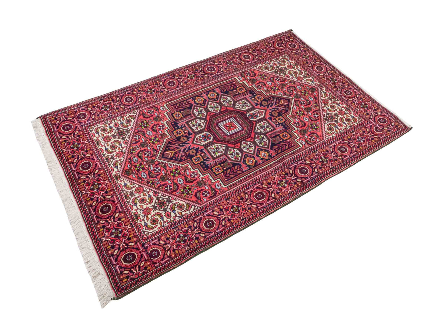 Handgeknüpfter Gholtogh Dorfteppich von Khademi aus Wolle, rot. Feiner, kurdischer Nomadenteppich mit geometrischem Medaillon. Orientteppich, von Hand geknüpft in Iran. Größe: 165 cm x 104 cm. Teppichnummer: SB3-1154 | Jupiter Intl.