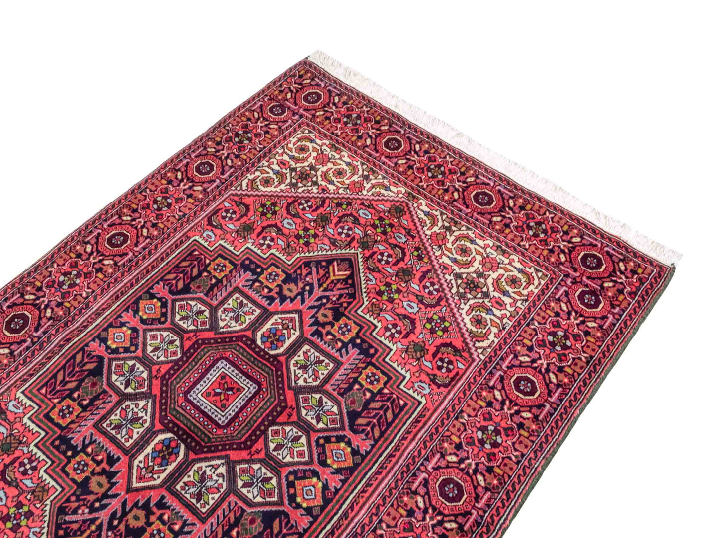 Handgeknüpfter Gholtogh Dorfteppich von Khademi aus Wolle, rot. Feiner, kurdischer Nomadenteppich mit geometrischem Medaillon. Orientteppich, von Hand geknüpft in Iran. Größe: 165 cm x 104 cm. Teppichnummer: SB3-1154 | Jupiter Intl.