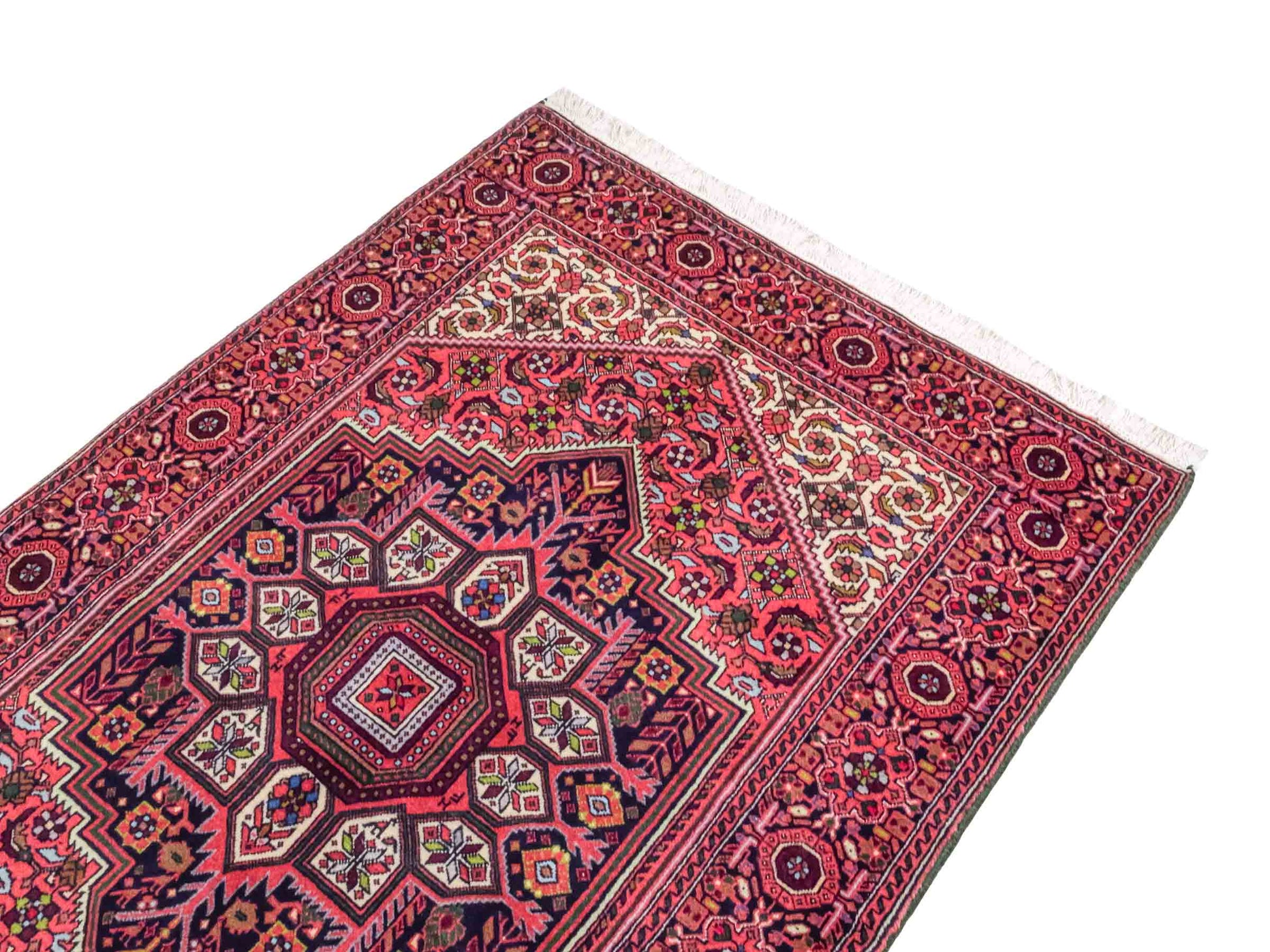 Handgeknüpfter Gholtogh Dorfteppich von Khademi aus Wolle, rot. Feiner, kurdischer Nomadenteppich mit geometrischem Medaillon. Orientteppich, von Hand geknüpft in Iran. Größe: 165 cm x 104 cm. Teppichnummer: SB3-1154 | Jupiter Intl.