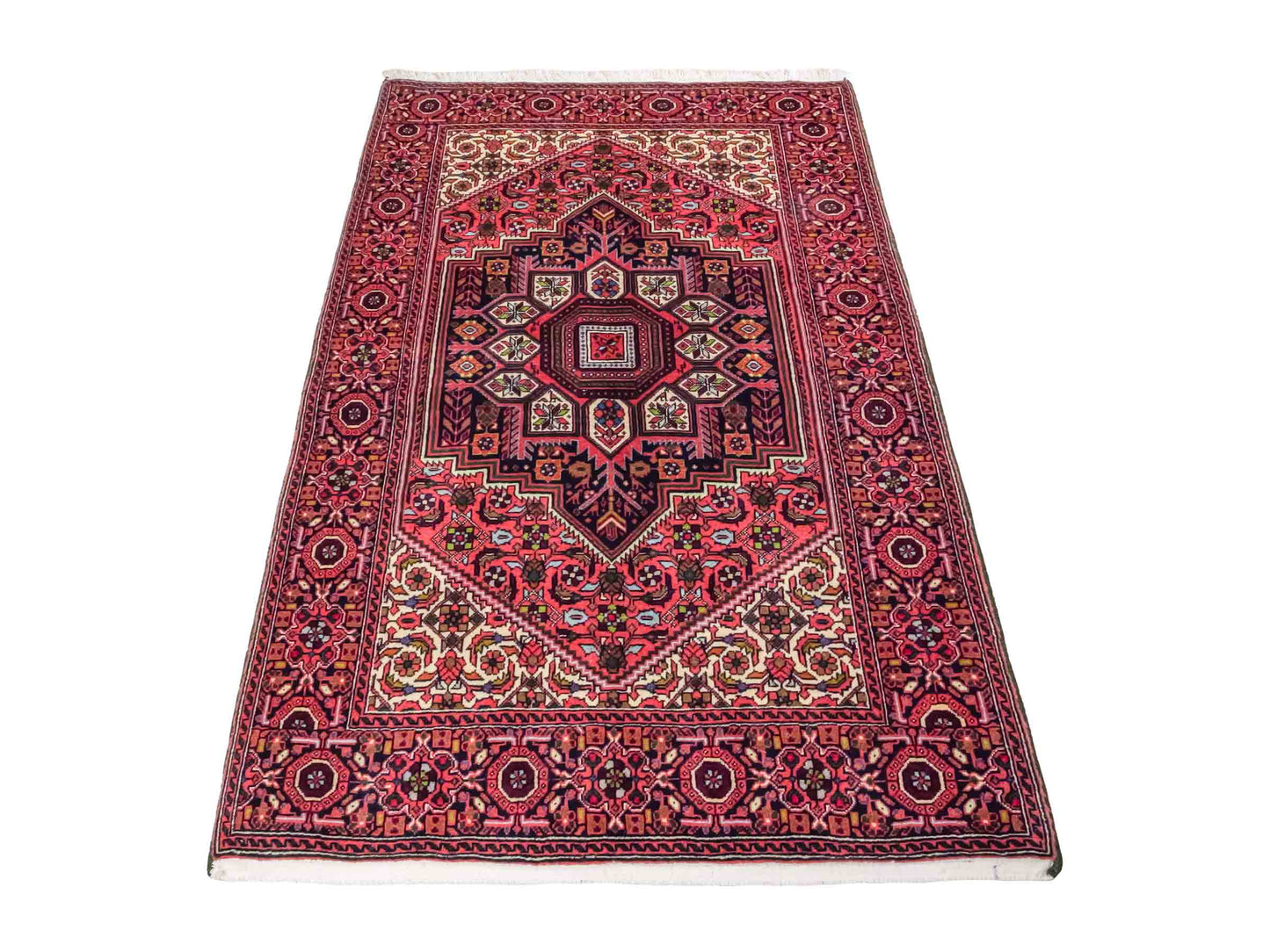 Handgeknüpfter Gholtogh Dorfteppich von Khademi aus Wolle, rot. Feiner, kurdischer Nomadenteppich mit geometrischem Medaillon. Orientteppich, von Hand geknüpft in Iran. Größe: 165 cm x 104 cm. Teppichnummer: SB3-1154 | Jupiter Intl.