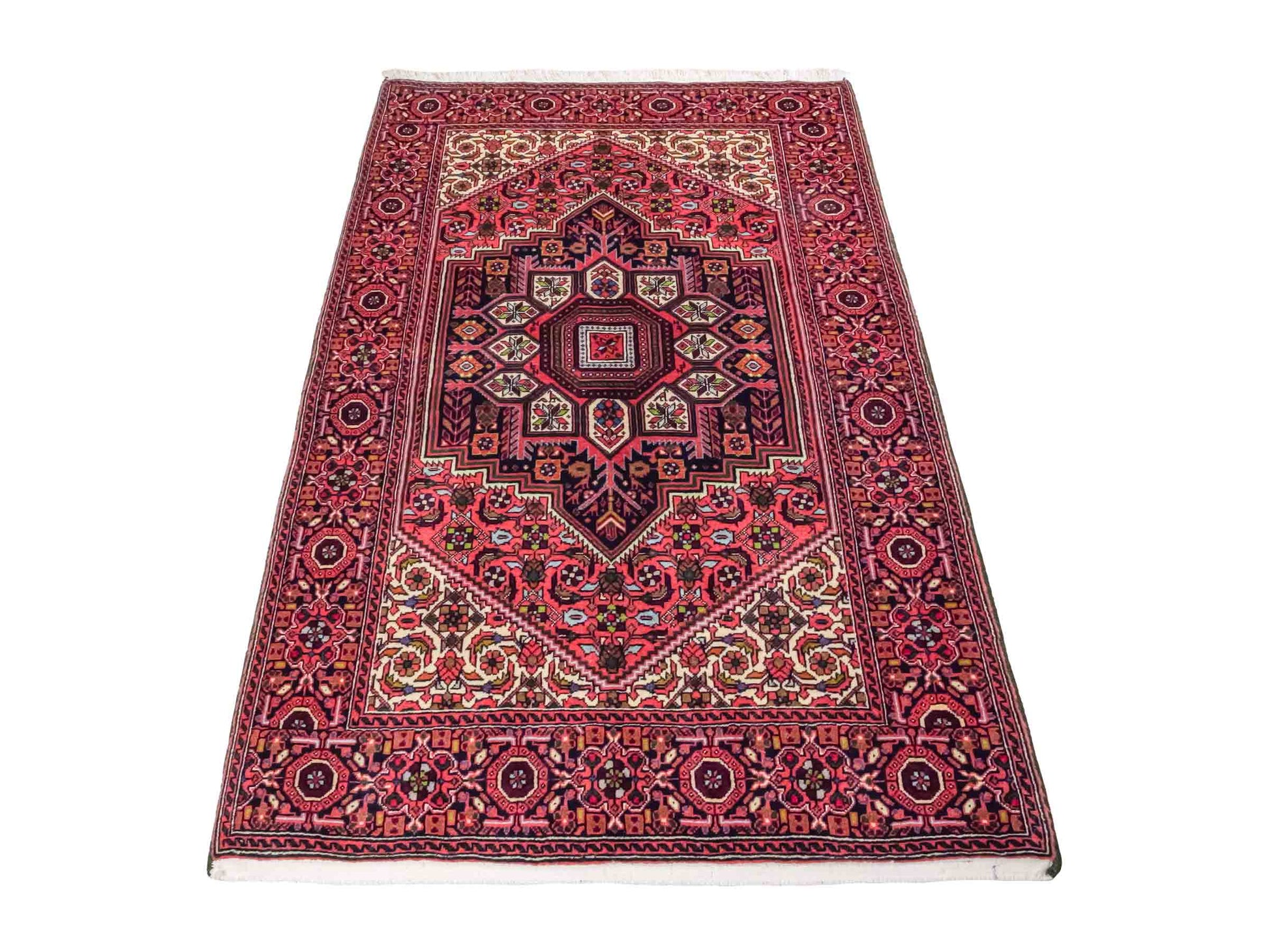 Handgeknüpfter Gholtogh Dorfteppich von Khademi aus Wolle, rot. Feiner, kurdischer Nomadenteppich mit geometrischem Medaillon. Orientteppich, von Hand geknüpft in Iran. Größe: 165 cm x 104 cm. Teppichnummer: SB3-1154 | Jupiter Intl.
