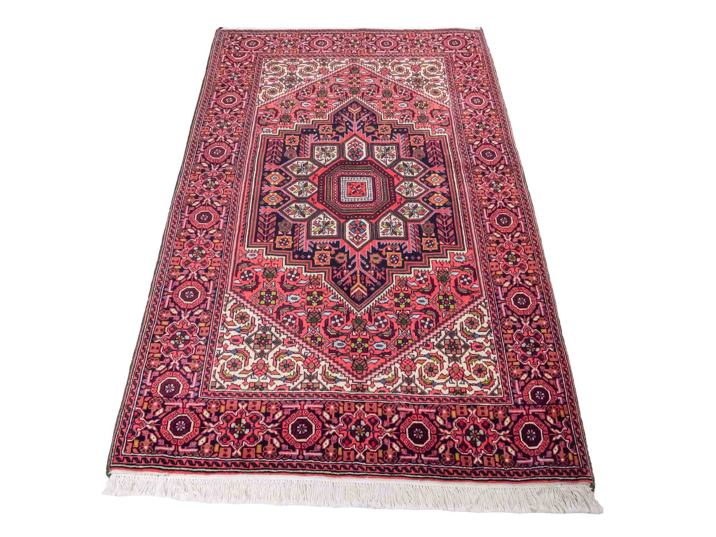 Handgeknüpfter Gholtogh Dorfteppich von Khademi aus Wolle, rot. Feiner, kurdischer Nomadenteppich mit geometrischem Medaillon. Orientteppich, von Hand geknüpft in Iran. Größe: 165 cm x 104 cm. Teppichnummer: SB3-1154 | Jupiter Intl.