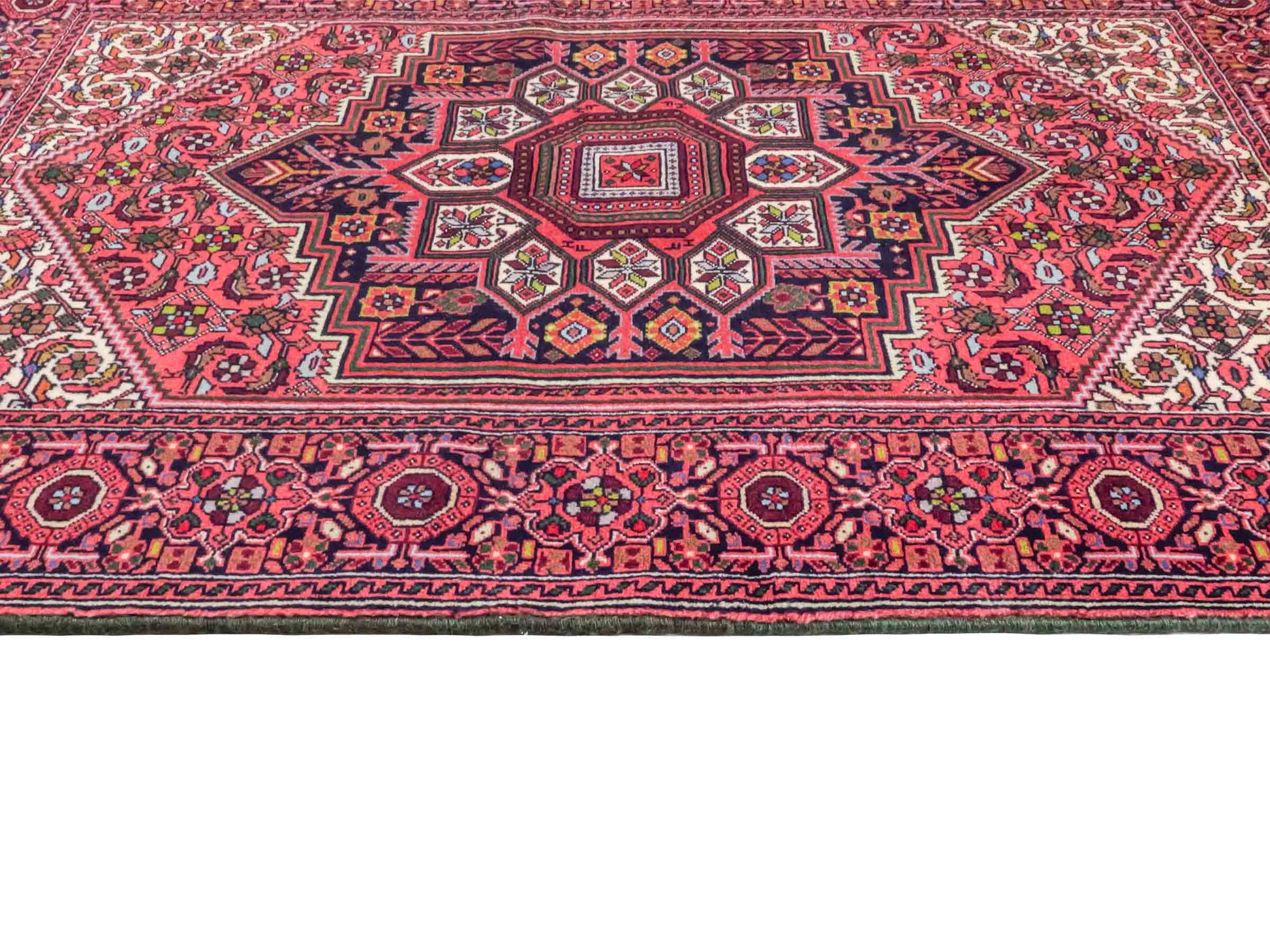 Handgeknüpfter Gholtogh Dorfteppich von Khademi aus Wolle, rot. Feiner, kurdischer Nomadenteppich mit geometrischem Medaillon. Orientteppich, von Hand geknüpft in Iran. Größe: 165 cm x 104 cm. Teppichnummer: SB3-1154 | Jupiter Intl.