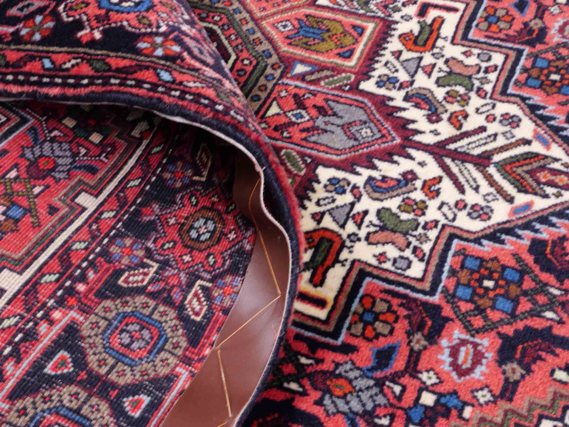 Handgeknüpfter Gholtogh Dorfteppich von Khademi aus Wolle, rot, creme. Feiner, kurdischer Nomadenteppich mit geometrischem Medaillon. Orientteppich, von Hand geknüpft in Iran. Größe: 170 cm x 109 cm. Teppichnummer: SB3-1155 | Jupiter Intl.