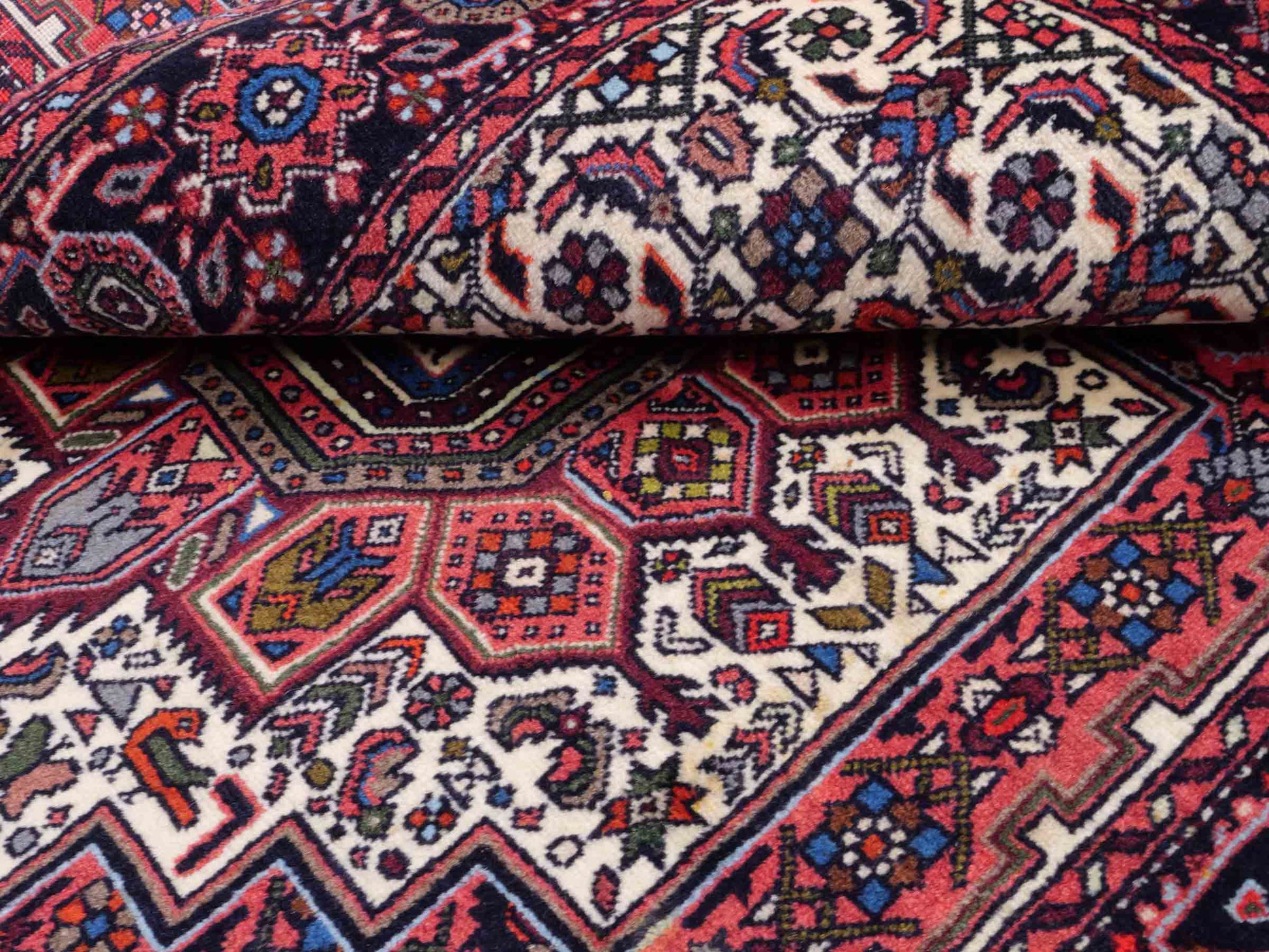 Handgeknüpfter Gholtogh Dorfteppich von Khademi aus Wolle, rot, creme. Feiner, kurdischer Nomadenteppich mit geometrischem Medaillon. Orientteppich, von Hand geknüpft in Iran. Größe: 170 cm x 109 cm. Teppichnummer: SB3-1155 | Jupiter Intl.