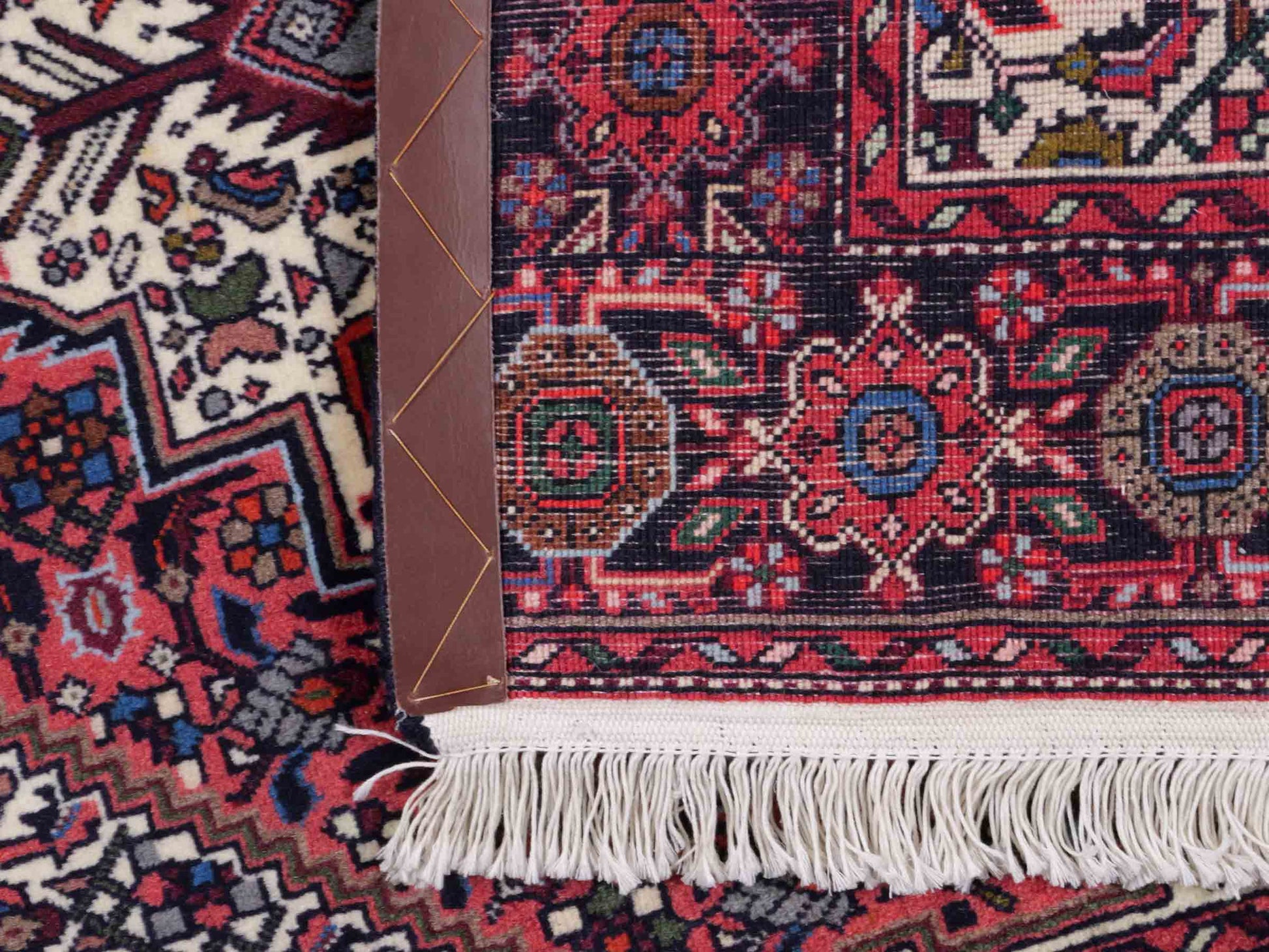 Handgeknüpfter Gholtogh Dorfteppich von Khademi aus Wolle, rot, creme. Feiner, kurdischer Nomadenteppich mit geometrischem Medaillon. Orientteppich, von Hand geknüpft in Iran. Größe: 170 cm x 109 cm. Teppichnummer: SB3-1155 | Jupiter Intl.