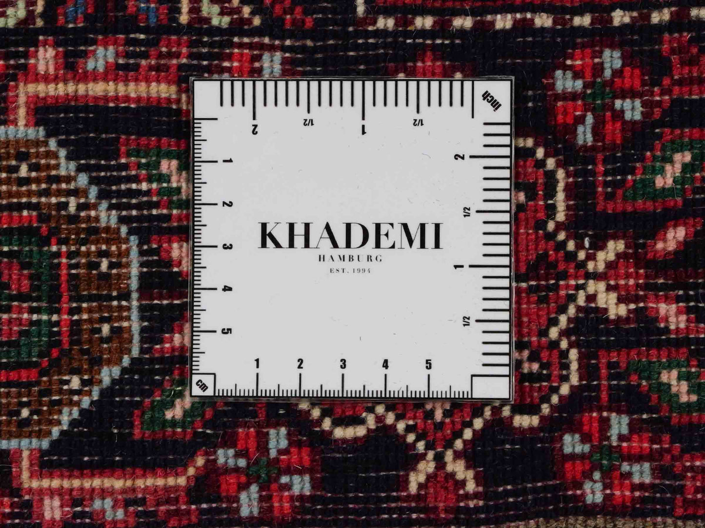 Handgeknüpfter Gholtogh Dorfteppich von Khademi aus Wolle, rot, creme. Feiner, kurdischer Nomadenteppich mit geometrischem Medaillon. Orientteppich, von Hand geknüpft in Iran. Größe: 170 cm x 109 cm. Teppichnummer: SB3-1155 | Jupiter Intl.