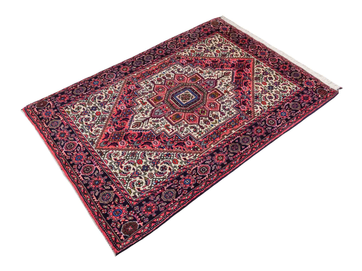 Handgeknüpfter Gholtogh Dorfteppich von Khademi aus Wolle, rot, creme. Feiner, kurdischer Nomadenteppich mit geometrischem Medaillon. Orientteppich, von Hand geknüpft in Iran. Größe: 170 cm x 109 cm. Teppichnummer: SB3-1155 | Jupiter Intl.