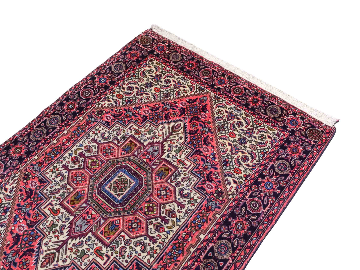 Handgeknüpfter Gholtogh Dorfteppich von Khademi aus Wolle, rot, creme. Feiner, kurdischer Nomadenteppich mit geometrischem Medaillon. Orientteppich, von Hand geknüpft in Iran. Größe: 170 cm x 109 cm. Teppichnummer: SB3-1155 | Jupiter Intl.
