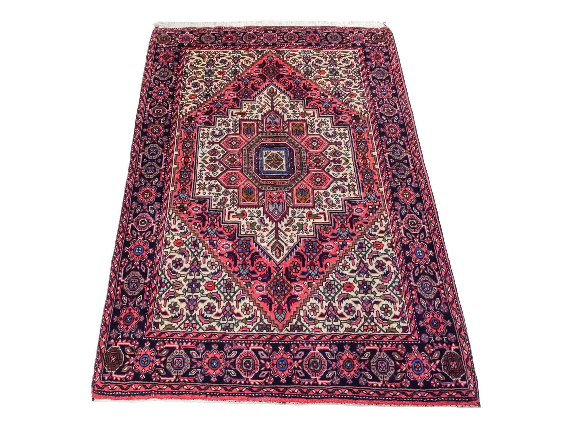 Handgeknüpfter Gholtogh Dorfteppich von Khademi aus Wolle, rot, creme. Feiner, kurdischer Nomadenteppich mit geometrischem Medaillon. Orientteppich, von Hand geknüpft in Iran. Größe: 170 cm x 109 cm. Teppichnummer: SB3-1155 | Jupiter Intl.