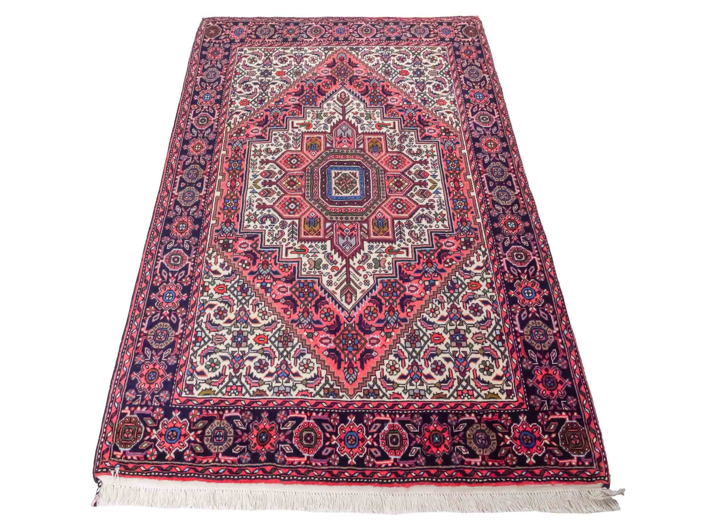 Handgeknüpfter Gholtogh Dorfteppich von Khademi aus Wolle, rot, creme. Feiner, kurdischer Nomadenteppich mit geometrischem Medaillon. Orientteppich, von Hand geknüpft in Iran. Größe: 170 cm x 109 cm. Teppichnummer: SB3-1155 | Jupiter Intl.
