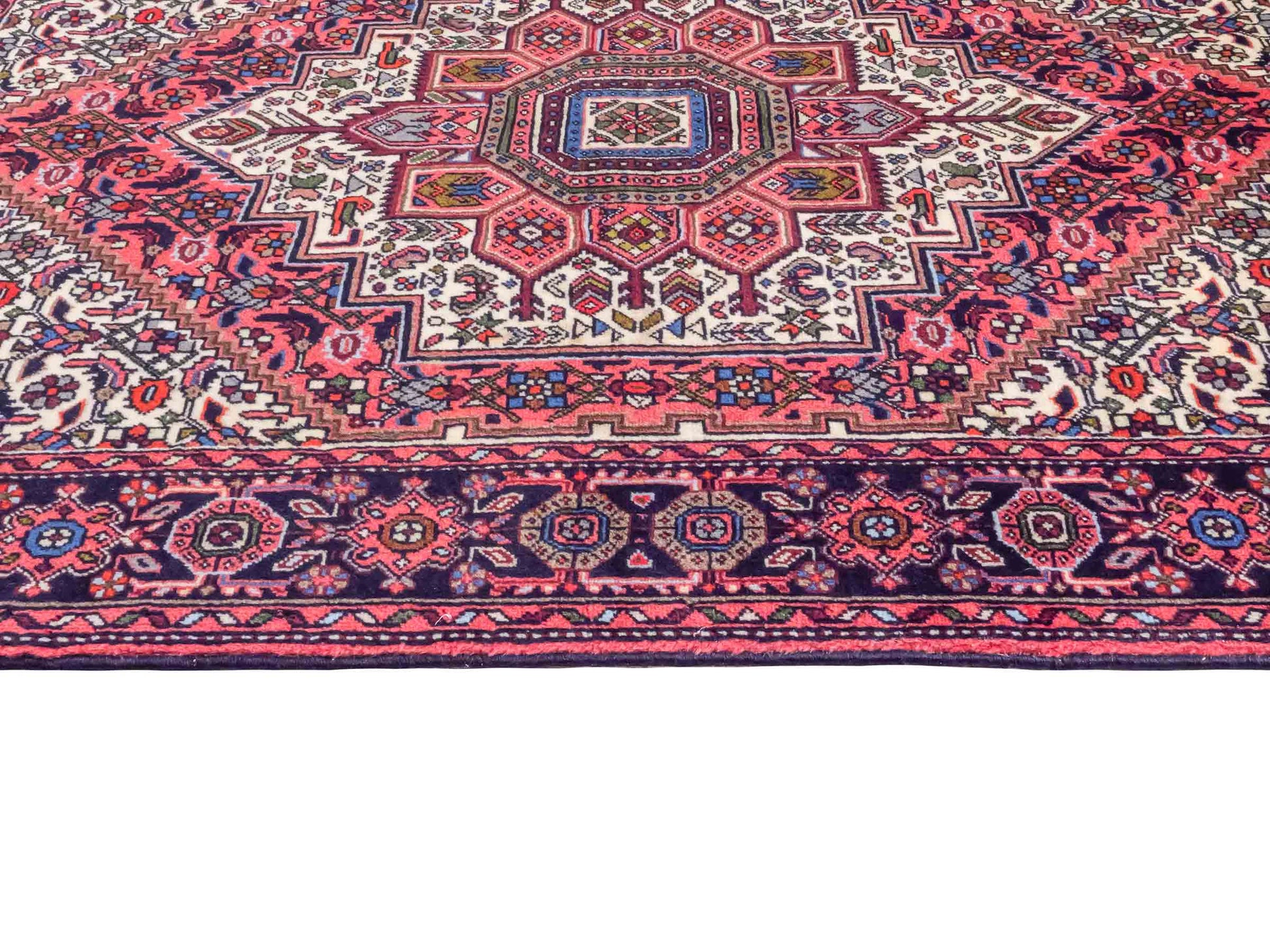 Handgeknüpfter Gholtogh Dorfteppich von Khademi aus Wolle, rot, creme. Feiner, kurdischer Nomadenteppich mit geometrischem Medaillon. Orientteppich, von Hand geknüpft in Iran. Größe: 170 cm x 109 cm. Teppichnummer: SB3-1155 | Jupiter Intl.