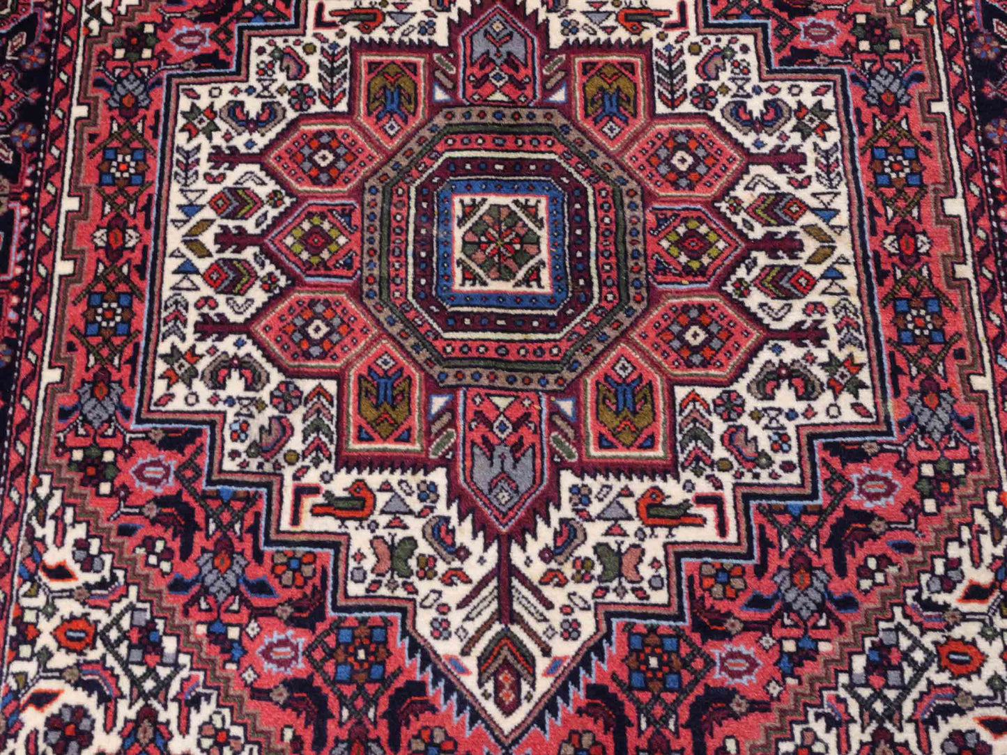 Handgeknüpfter Gholtogh Dorfteppich von Khademi aus Wolle, rot, creme. Feiner, kurdischer Nomadenteppich mit geometrischem Medaillon. Orientteppich, von Hand geknüpft in Iran. Größe: 170 cm x 109 cm. Teppichnummer: SB3-1155 | Jupiter Intl.