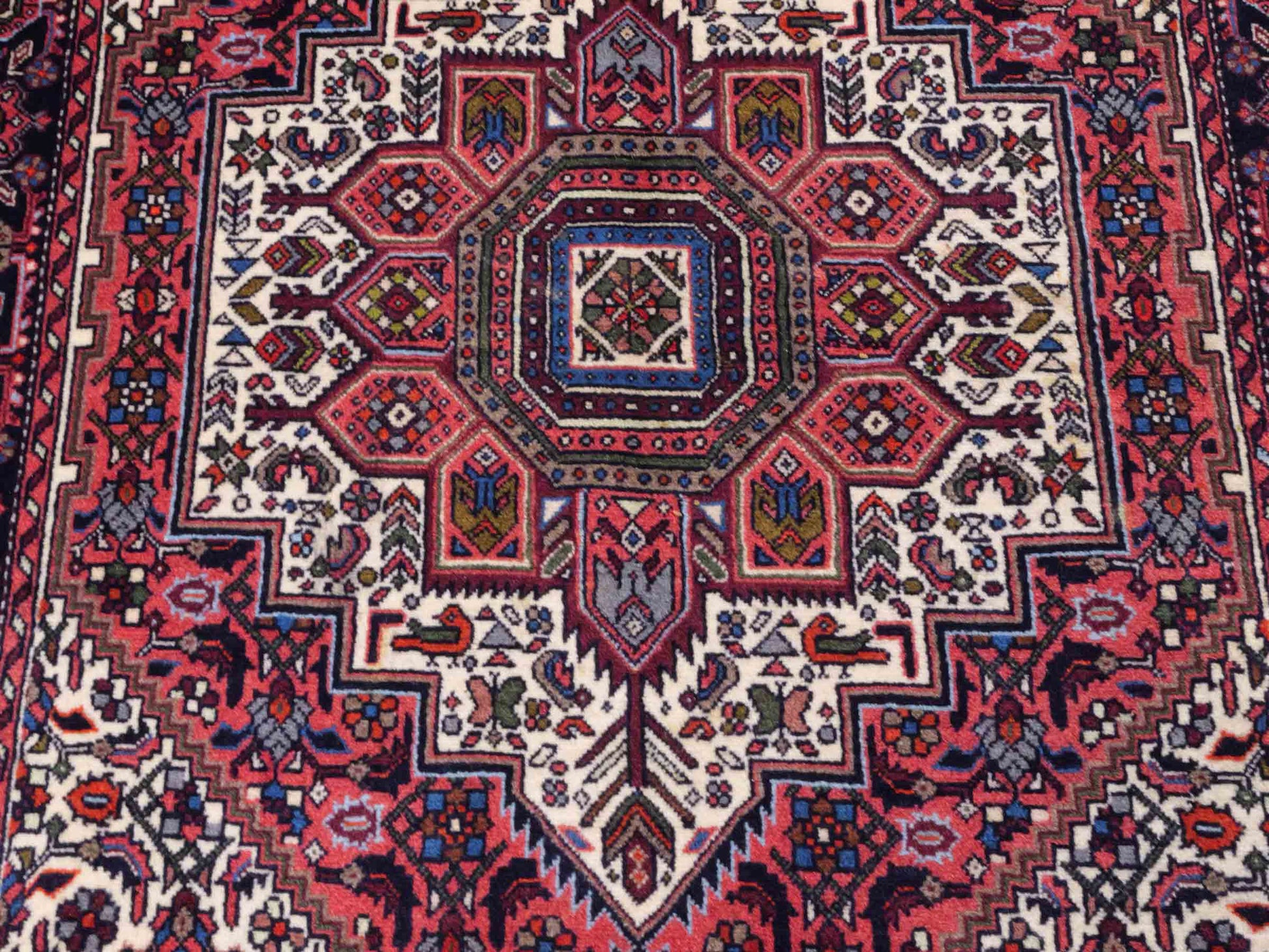 Handgeknüpfter Gholtogh Dorfteppich von Khademi aus Wolle, rot, creme. Feiner, kurdischer Nomadenteppich mit geometrischem Medaillon. Orientteppich, von Hand geknüpft in Iran. Größe: 170 cm x 109 cm. Teppichnummer: SB3-1155 | Jupiter Intl.