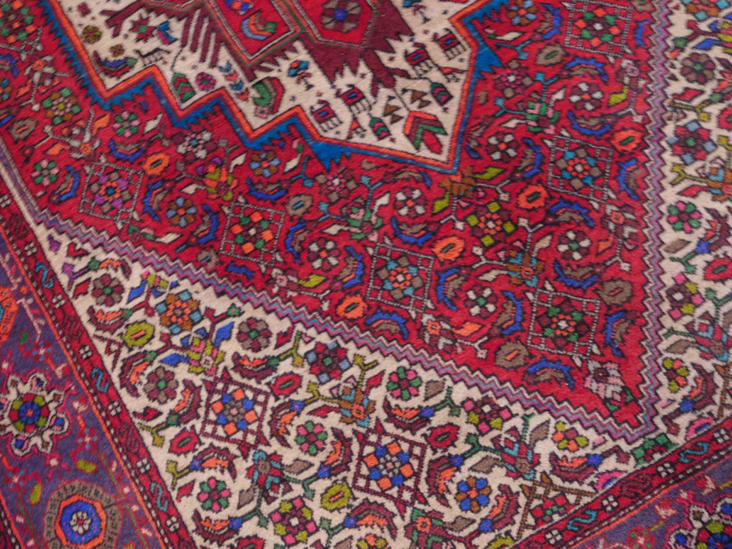 Handgeknüpfter Gholtogh Dorfteppich von Khademi aus Wolle, rot. Feiner, kurdischer Nomadenteppich mit geometrischem Medaillon. Orientteppich, von Hand geknüpft in Iran. Größe: 201 cm x 127 cm. Teppichnummer: SB3-1132 | Jupiter Intl.