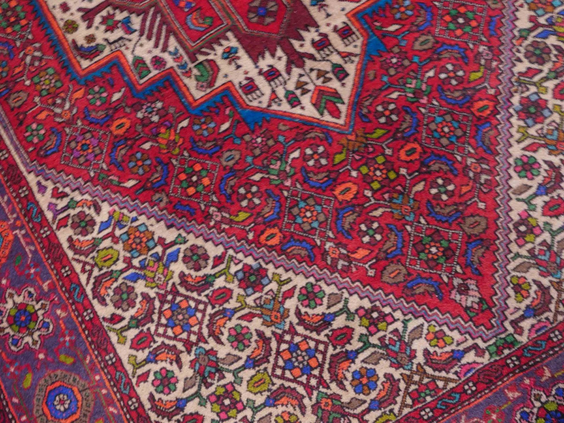 Handgeknüpfter Gholtogh Dorfteppich von Khademi aus Wolle, rot. Feiner, kurdischer Nomadenteppich mit geometrischem Medaillon. Orientteppich, von Hand geknüpft in Iran. Größe: 201 cm x 127 cm. Teppichnummer: SB3-1132 | Jupiter Intl.