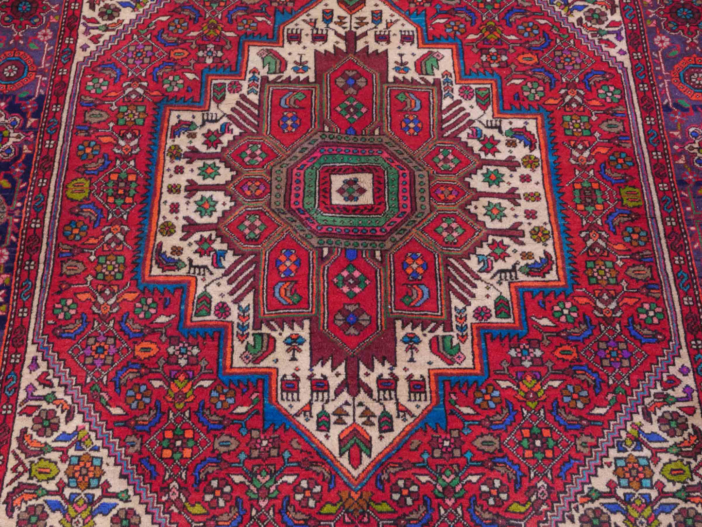 Handgeknüpfter Gholtogh Dorfteppich von Khademi aus Wolle, rot. Feiner, kurdischer Nomadenteppich mit geometrischem Medaillon. Orientteppich, von Hand geknüpft in Iran. Größe: 201 cm x 127 cm. Teppichnummer: SB3-1132 | Jupiter Intl.