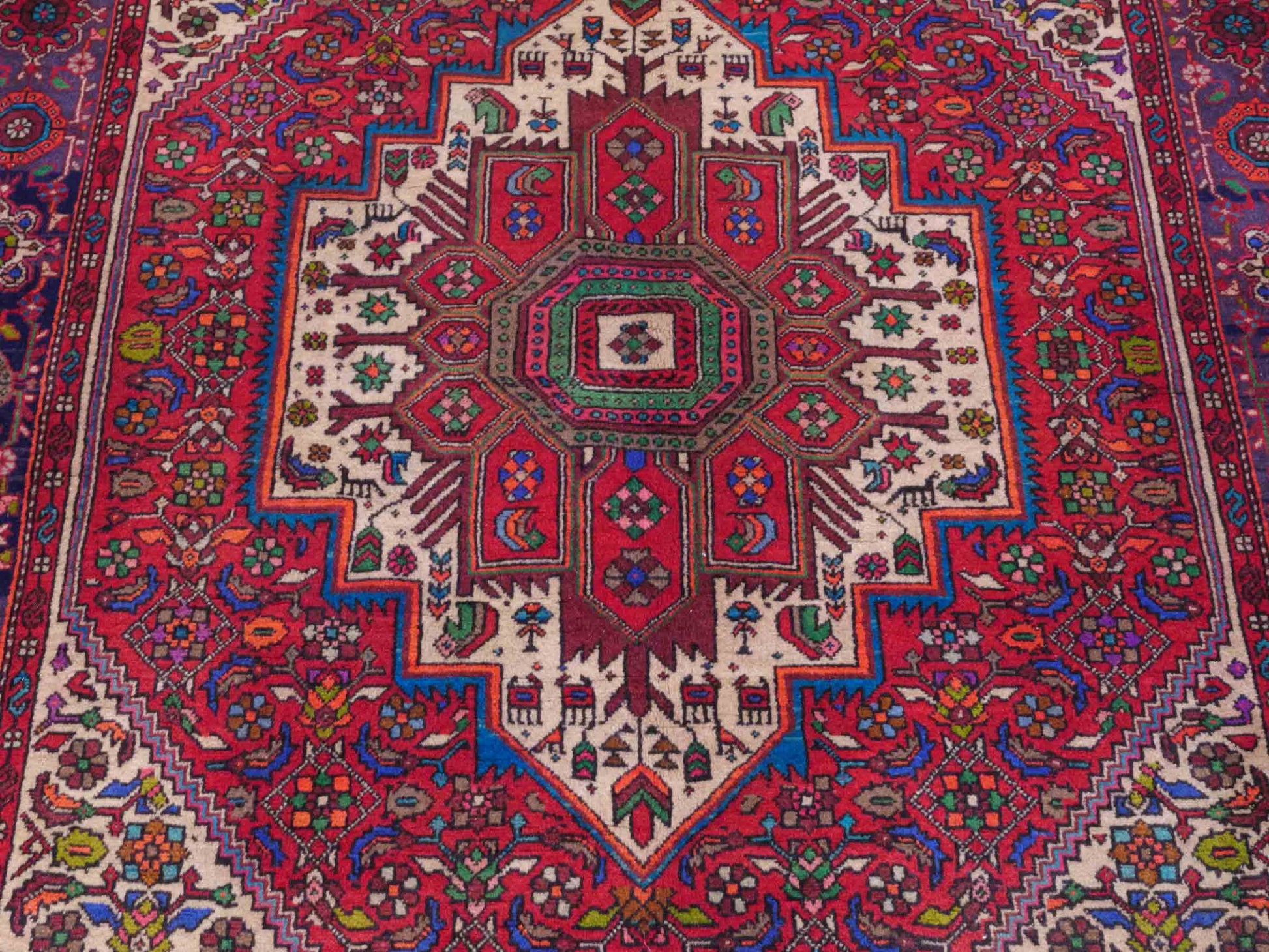 Handgeknüpfter Gholtogh Dorfteppich von Khademi aus Wolle, rot. Feiner, kurdischer Nomadenteppich mit geometrischem Medaillon. Orientteppich, von Hand geknüpft in Iran. Größe: 201 cm x 127 cm. Teppichnummer: SB3-1132 | Jupiter Intl.