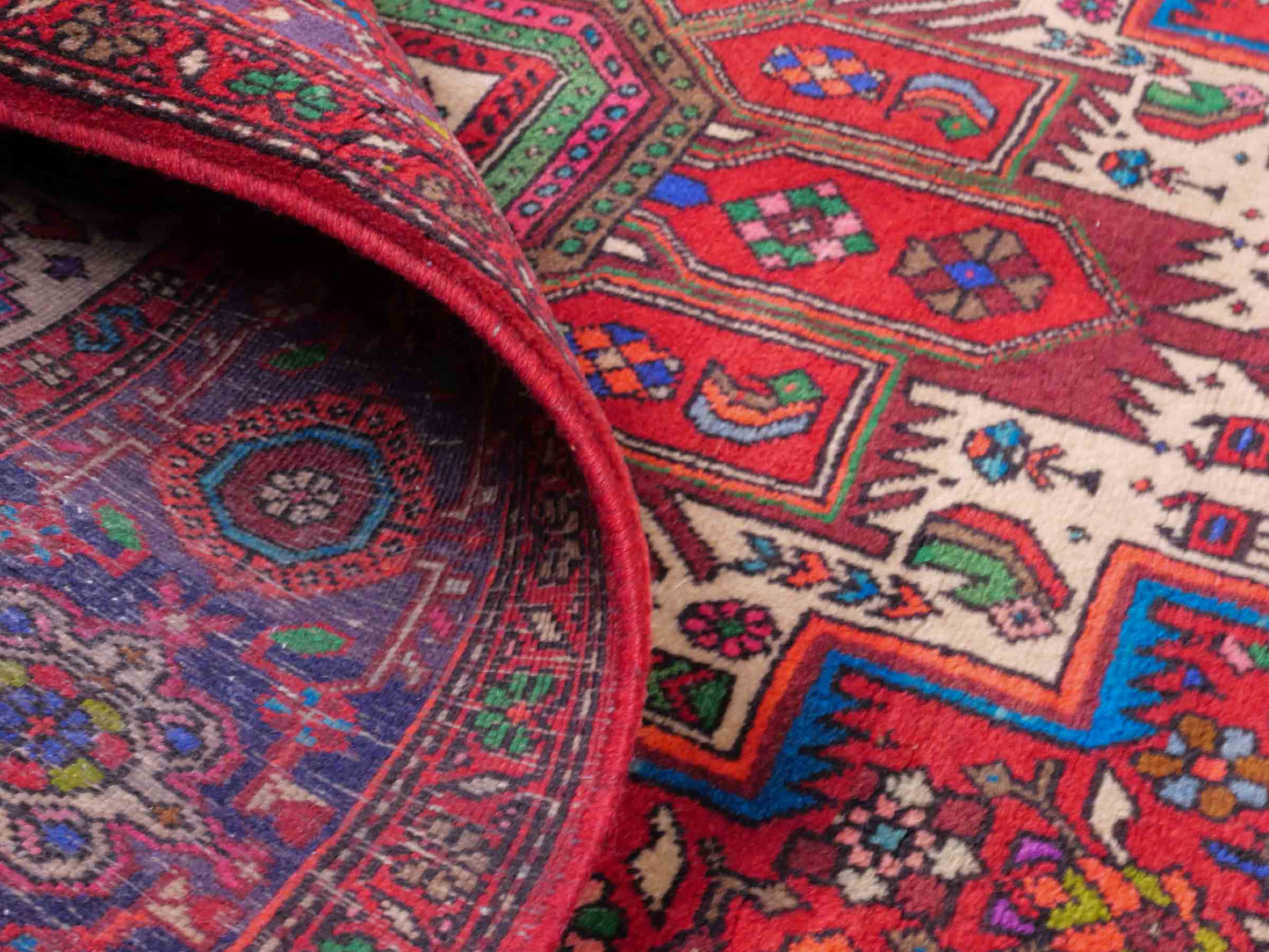 Handgeknüpfter Gholtogh Dorfteppich von Khademi aus Wolle, rot. Feiner, kurdischer Nomadenteppich mit geometrischem Medaillon. Orientteppich, von Hand geknüpft in Iran. Größe: 201 cm x 127 cm. Teppichnummer: SB3-1132 | Jupiter Intl.