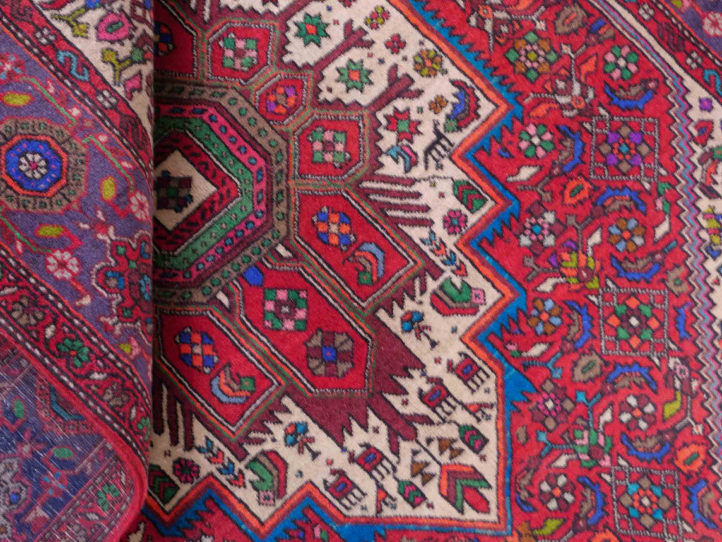 Handgeknüpfter Gholtogh Dorfteppich von Khademi aus Wolle, rot. Feiner, kurdischer Nomadenteppich mit geometrischem Medaillon. Orientteppich, von Hand geknüpft in Iran. Größe: 201 cm x 127 cm. Teppichnummer: SB3-1132 | Jupiter Intl.