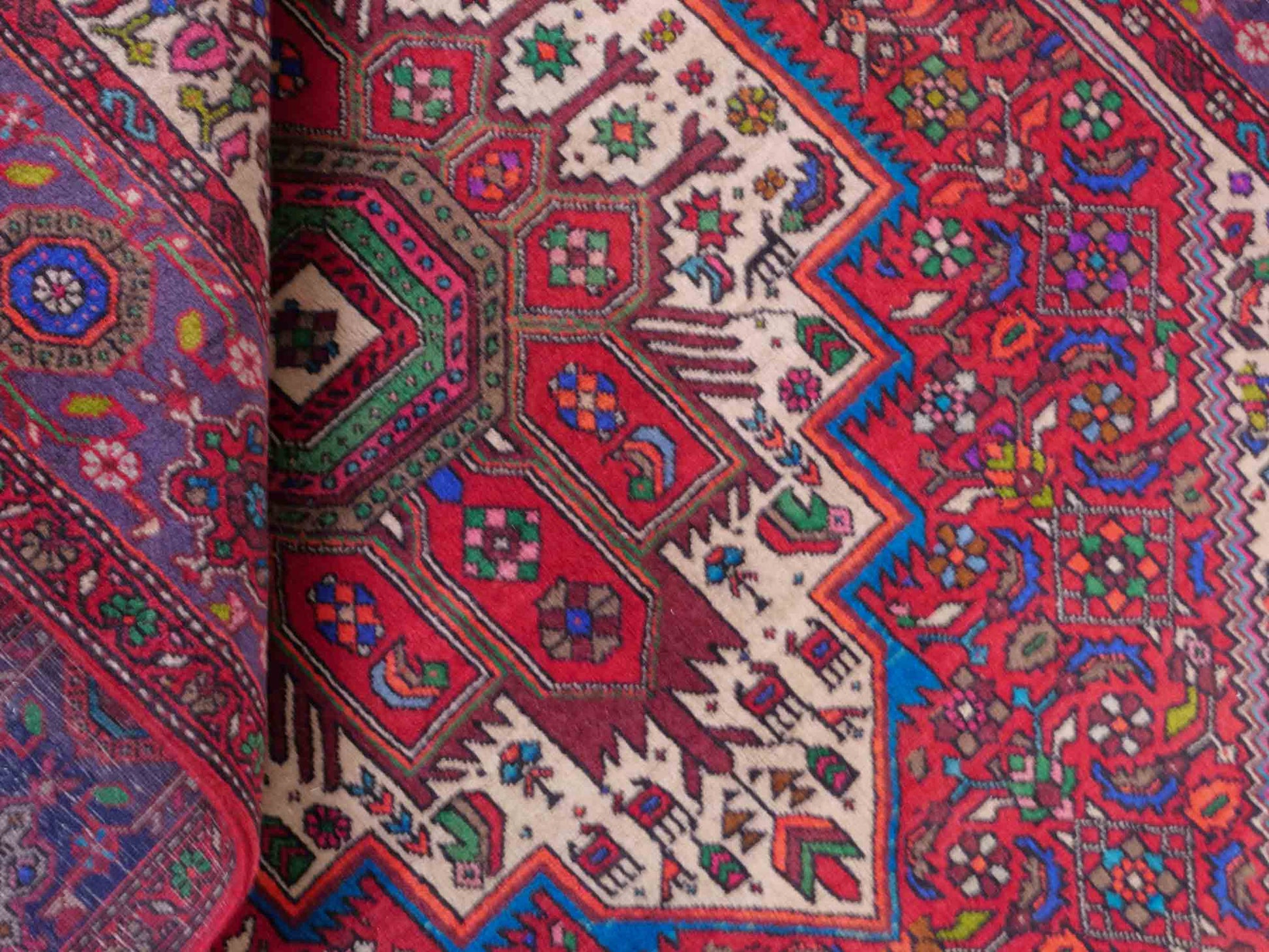 Handgeknüpfter Gholtogh Dorfteppich von Khademi aus Wolle, rot. Feiner, kurdischer Nomadenteppich mit geometrischem Medaillon. Orientteppich, von Hand geknüpft in Iran. Größe: 201 cm x 127 cm. Teppichnummer: SB3-1132 | Jupiter Intl.