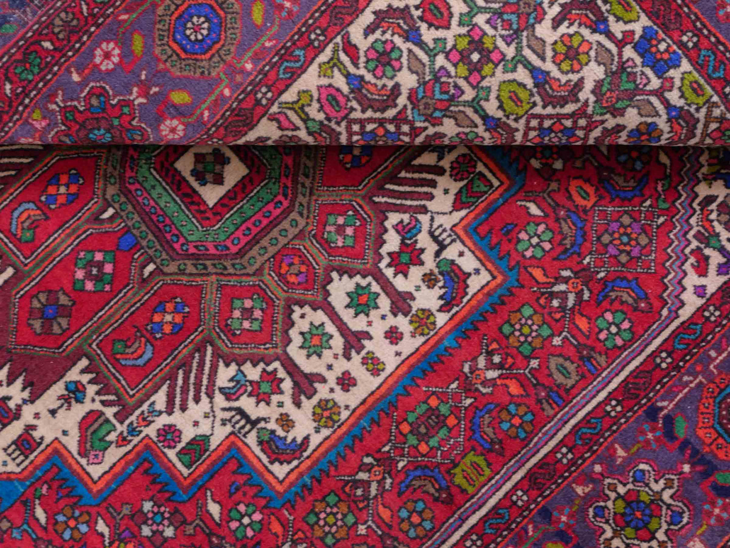 Handgeknüpfter Gholtogh Dorfteppich von Khademi aus Wolle, rot. Feiner, kurdischer Nomadenteppich mit geometrischem Medaillon. Orientteppich, von Hand geknüpft in Iran. Größe: 201 cm x 127 cm. Teppichnummer: SB3-1132 | Jupiter Intl.