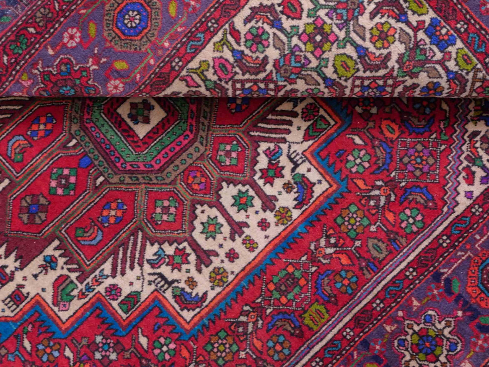 Handgeknüpfter Gholtogh Dorfteppich von Khademi aus Wolle, rot. Feiner, kurdischer Nomadenteppich mit geometrischem Medaillon. Orientteppich, von Hand geknüpft in Iran. Größe: 201 cm x 127 cm. Teppichnummer: SB3-1132 | Jupiter Intl.
