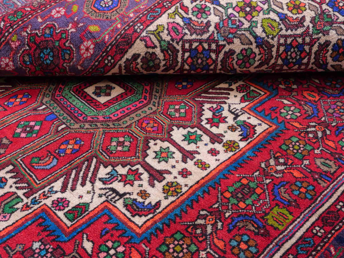 Handgeknüpfter Gholtogh Dorfteppich von Khademi aus Wolle, rot. Feiner, kurdischer Nomadenteppich mit geometrischem Medaillon. Orientteppich, von Hand geknüpft in Iran. Größe: 201 cm x 127 cm. Teppichnummer: SB3-1132 | Jupiter Intl.