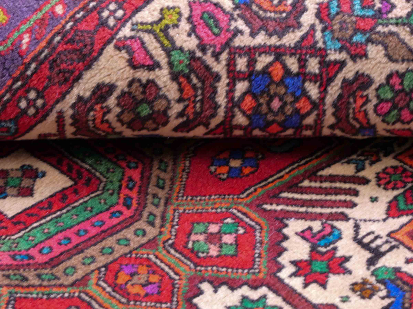 Handgeknüpfter Gholtogh Dorfteppich von Khademi aus Wolle, rot. Feiner, kurdischer Nomadenteppich mit geometrischem Medaillon. Orientteppich, von Hand geknüpft in Iran. Größe: 201 cm x 127 cm. Teppichnummer: SB3-1132 | Jupiter Intl.