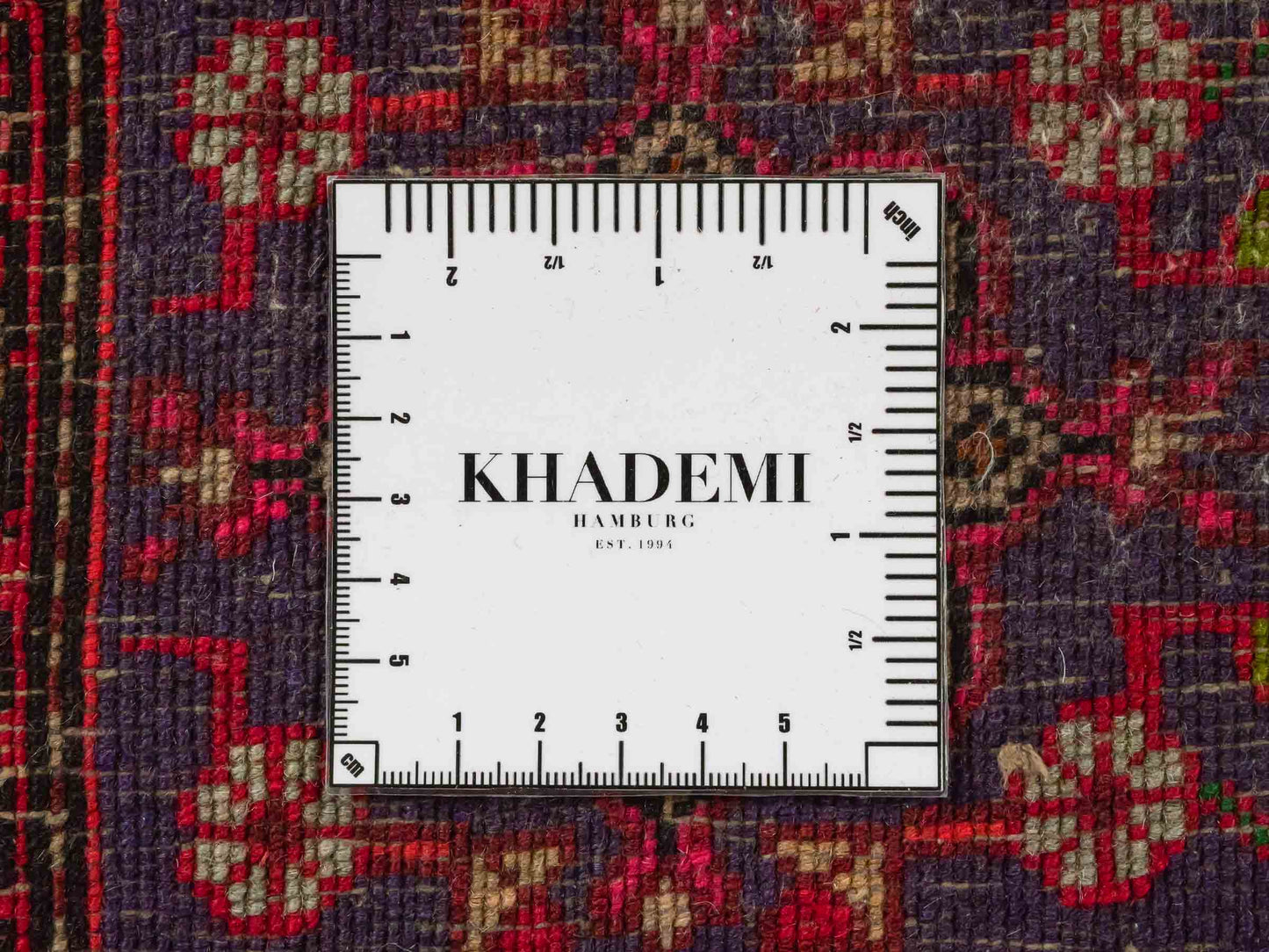 Handgeknüpfter Gholtogh Dorfteppich von Khademi aus Wolle, rot. Feiner, kurdischer Nomadenteppich mit geometrischem Medaillon. Orientteppich, von Hand geknüpft in Iran. Größe: 201 cm x 127 cm. Teppichnummer: SB3-1132 | Jupiter Intl.