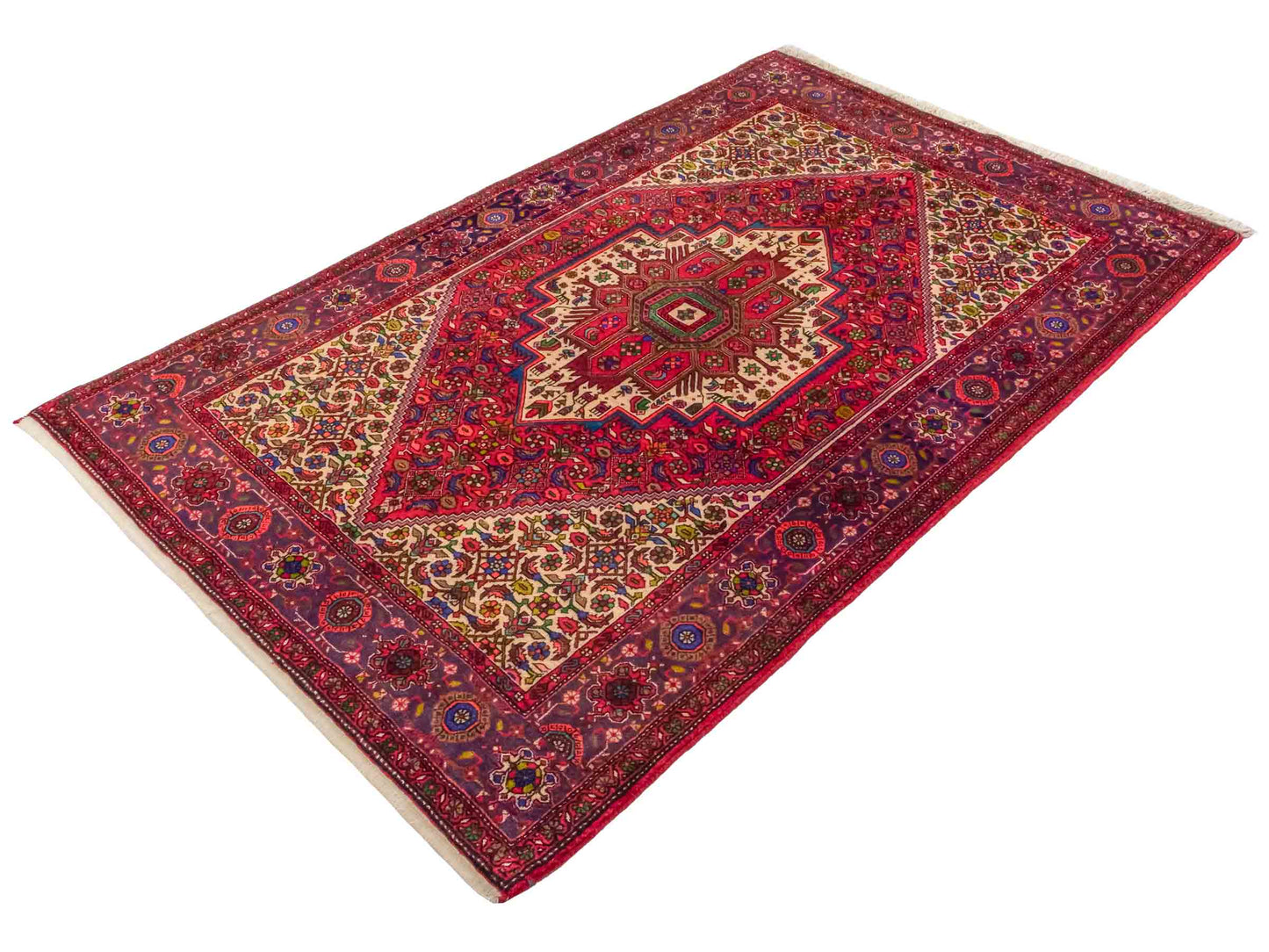 Handgeknüpfter Gholtogh Dorfteppich von Khademi aus Wolle, rot. Feiner, kurdischer Nomadenteppich mit geometrischem Medaillon. Orientteppich, von Hand geknüpft in Iran. Größe: 201 cm x 127 cm. Teppichnummer: SB3-1132 | Jupiter Intl.