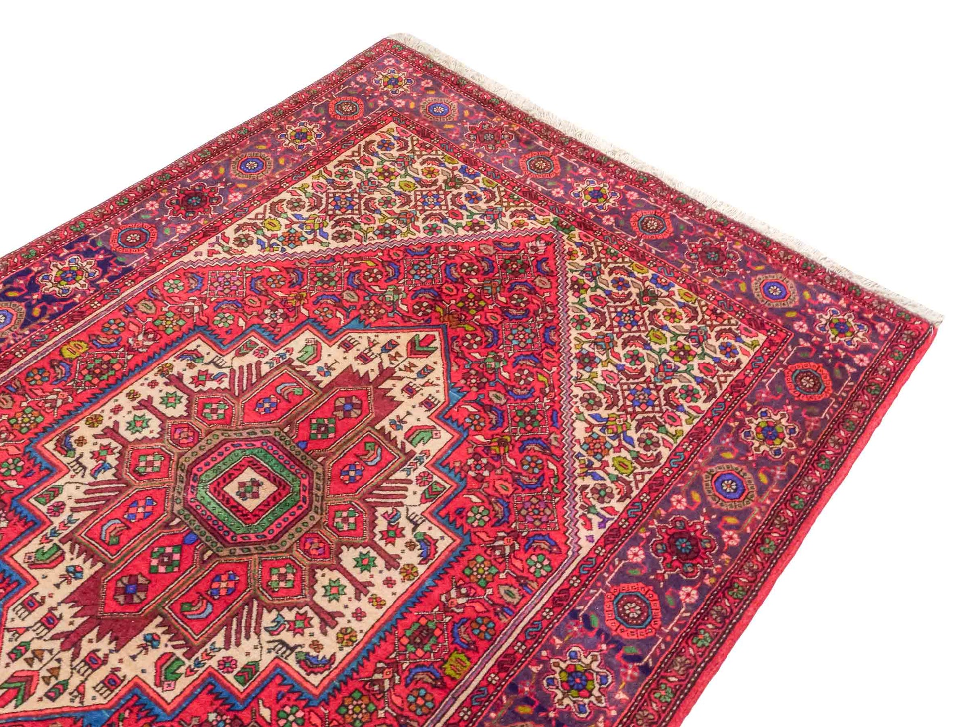 Handgeknüpfter Gholtogh Dorfteppich von Khademi aus Wolle, rot. Feiner, kurdischer Nomadenteppich mit geometrischem Medaillon. Orientteppich, von Hand geknüpft in Iran. Größe: 201 cm x 127 cm. Teppichnummer: SB3-1132 | Jupiter Intl.