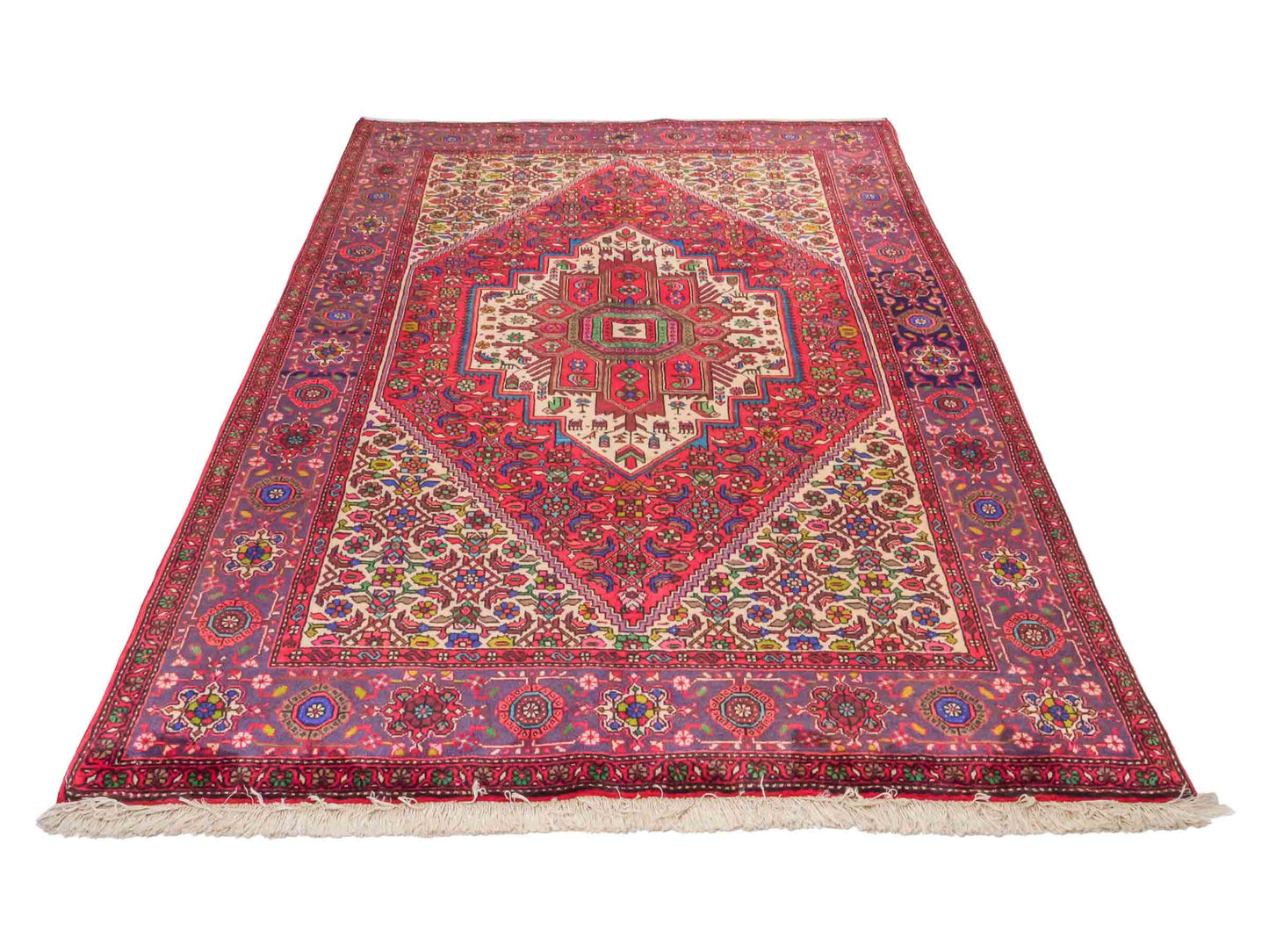 Handgeknüpfter Gholtogh Dorfteppich von Khademi aus Wolle, rot. Feiner, kurdischer Nomadenteppich mit geometrischem Medaillon. Orientteppich, von Hand geknüpft in Iran. Größe: 201 cm x 127 cm. Teppichnummer: SB3-1132 | Jupiter Intl.