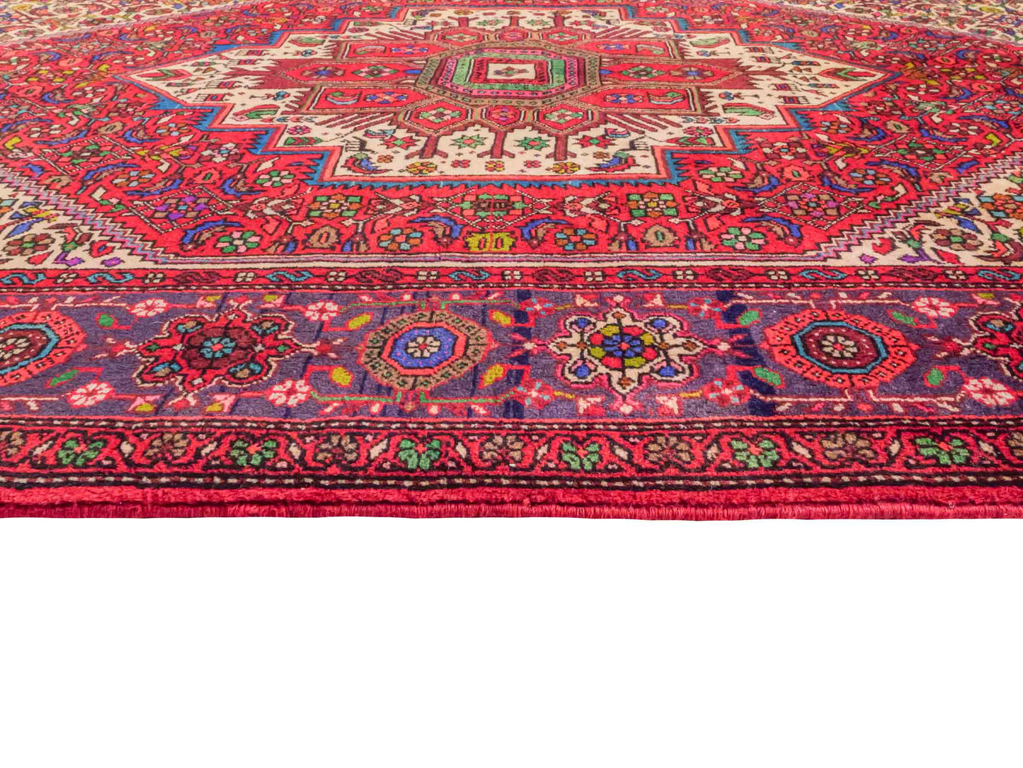 Handgeknüpfter Gholtogh Dorfteppich von Khademi aus Wolle, rot. Feiner, kurdischer Nomadenteppich mit geometrischem Medaillon. Orientteppich, von Hand geknüpft in Iran. Größe: 201 cm x 127 cm. Teppichnummer: SB3-1132 | Jupiter Intl.