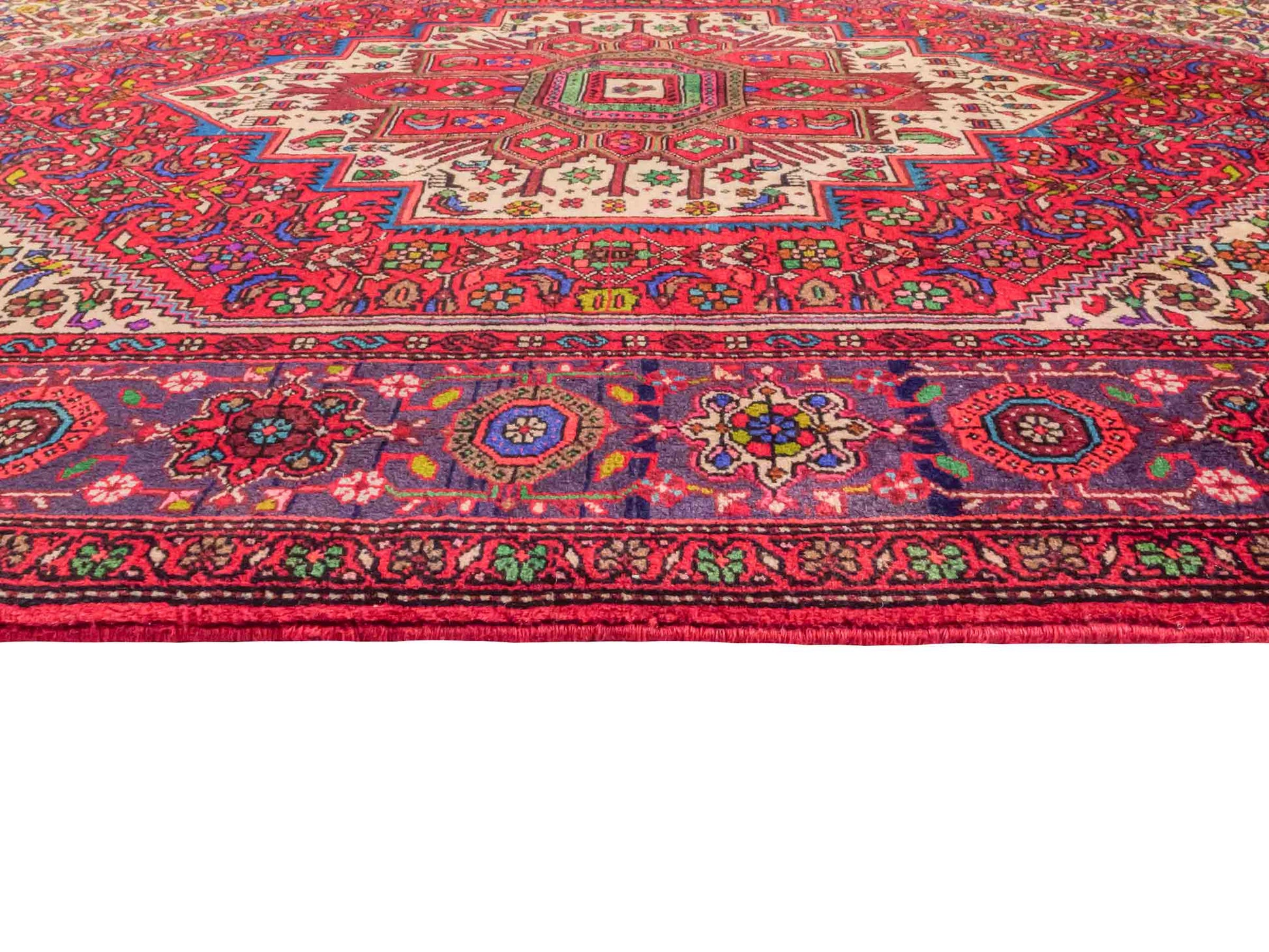 Handgeknüpfter Gholtogh Dorfteppich von Khademi aus Wolle, rot. Feiner, kurdischer Nomadenteppich mit geometrischem Medaillon. Orientteppich, von Hand geknüpft in Iran. Größe: 201 cm x 127 cm. Teppichnummer: SB3-1132 | Jupiter Intl.