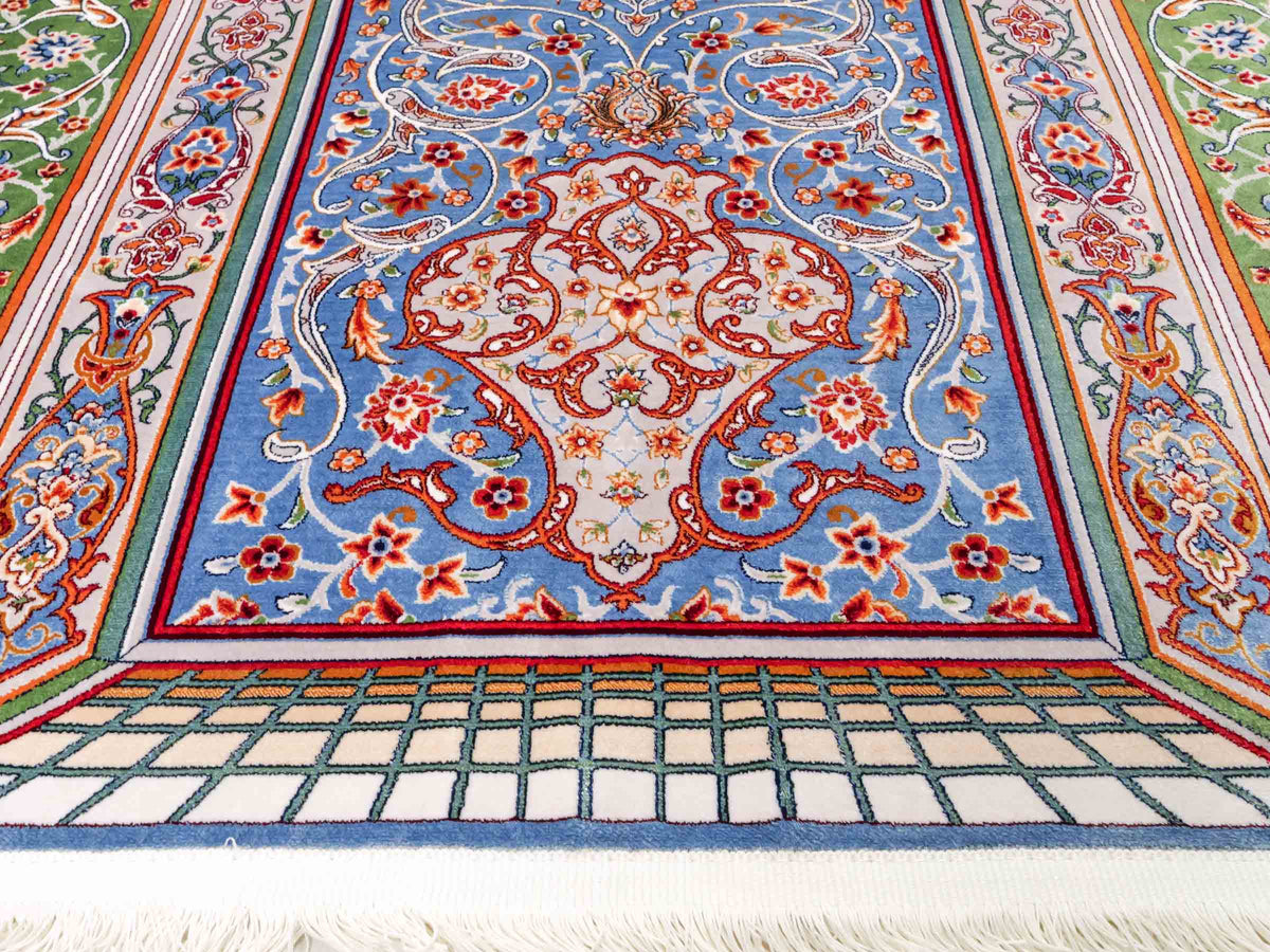 Ghom Gebetsteppich "Dua" 120 x 80 cm gewebt aus Bambusseide (Viskose), islamisches Design, Farbe: Blau-Grün. Teppichnummer: V98BL096M. Persian Luxury Collection by Khademi. Made in Iran / Persia – Vertrieb durch JUPITER Intl.