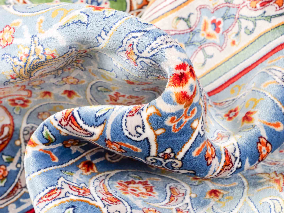 Ghom Gebetsteppich "Dua" 120 x 80 cm gewebt aus Bambusseide (Viskose), islamisches Design, Farbe: Blau-Grün. Teppichnummer: V98BL096M. Persian Luxury Collection by Khademi. Made in Iran / Persia – Vertrieb durch JUPITER Intl.