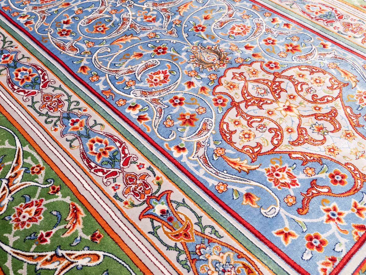 Ghom Gebetsteppich "Dua" 120 x 80 cm gewebt aus Bambusseide (Viskose), islamisches Design, Farbe: Blau-Grün. Teppichnummer: V98BL096M. Persian Luxury Collection by Khademi. Made in Iran / Persia – Vertrieb durch JUPITER Intl.