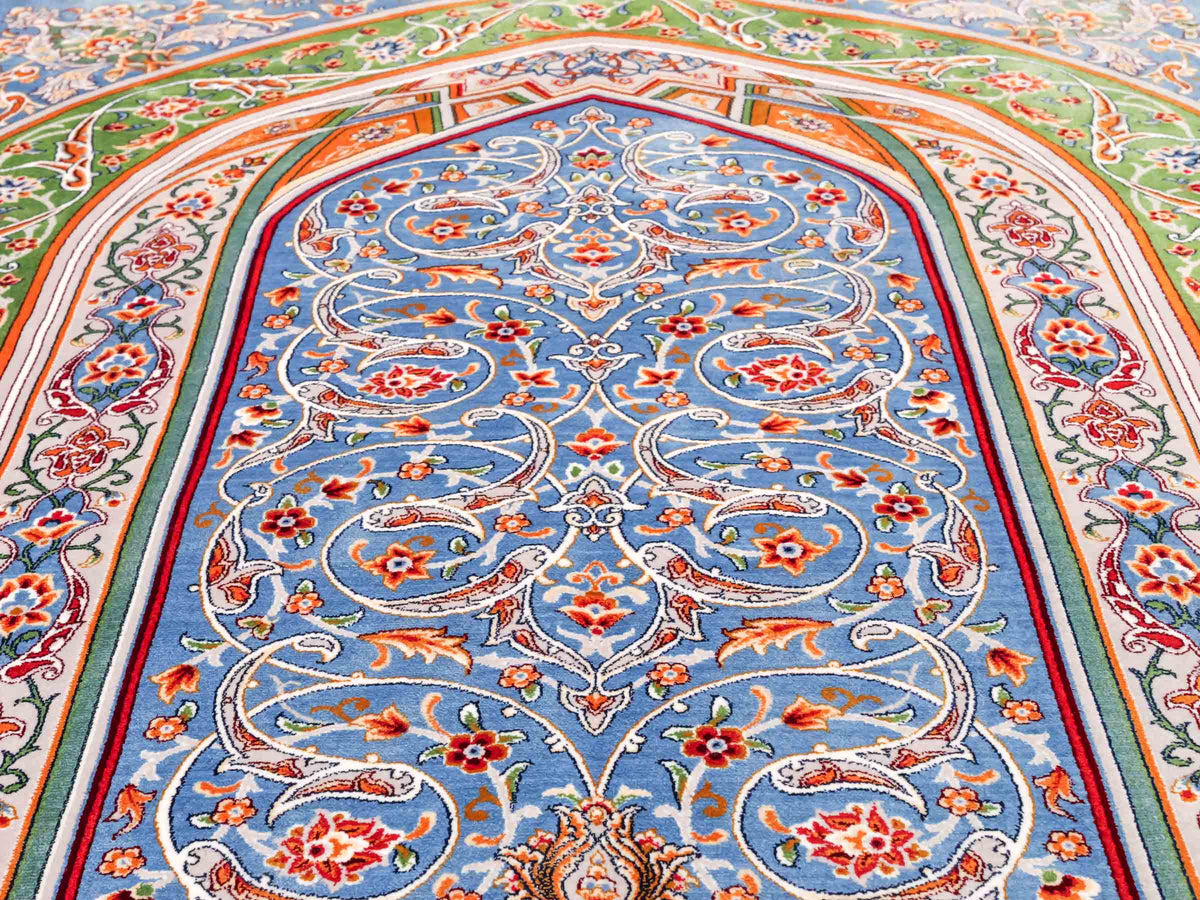 Ghom Gebetsteppich "Dua" 120 x 80 cm gewebt aus Bambusseide (Viskose), islamisches Design, Farbe: Blau-Grün. Teppichnummer: V98BL096M. Persian Luxury Collection by Khademi. Made in Iran / Persia – Vertrieb durch JUPITER Intl.