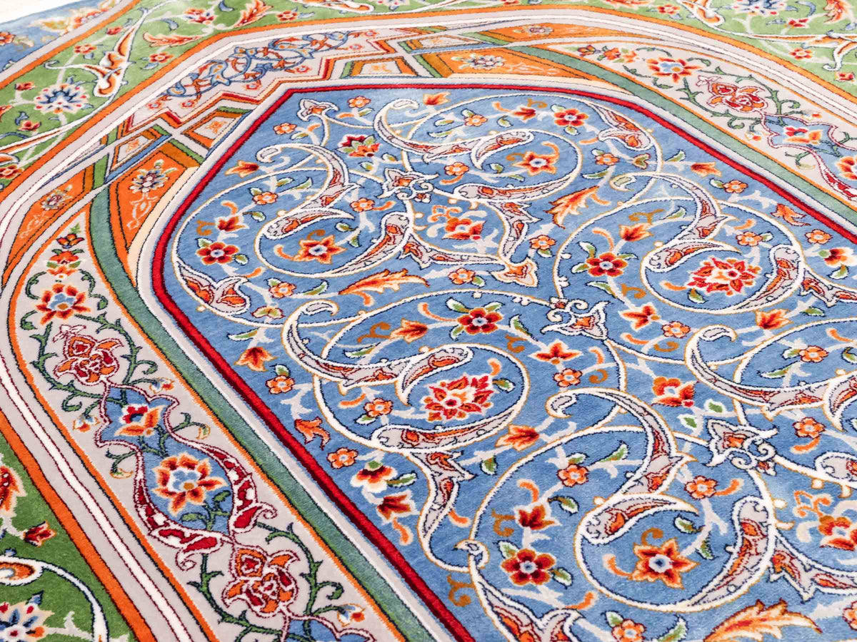 Ghom Gebetsteppich "Dua" 120 x 80 cm gewebt aus Bambusseide (Viskose), islamisches Design, Farbe: Blau-Grün. Teppichnummer: V98BL096M. Persian Luxury Collection by Khademi. Made in Iran / Persia – Vertrieb durch JUPITER Intl.