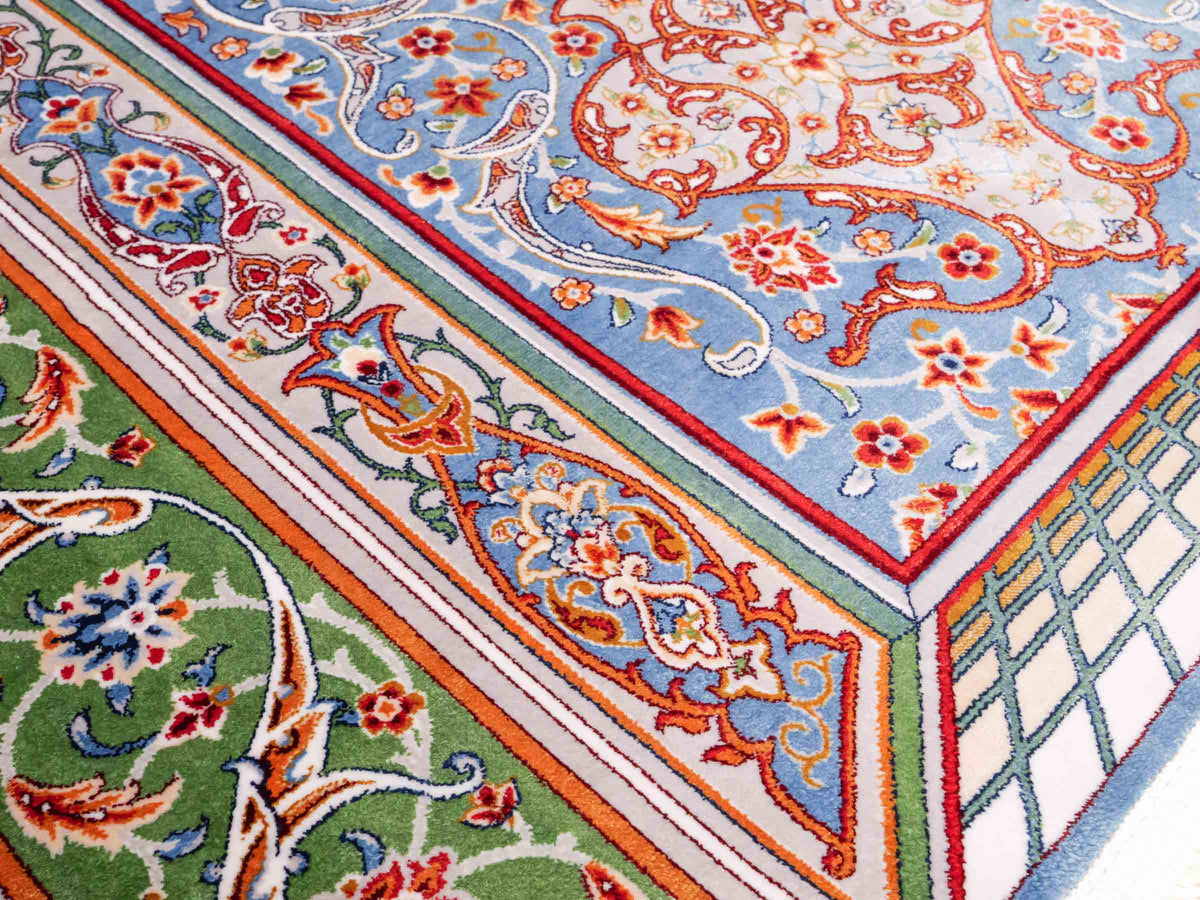 Ghom Gebetsteppich "Dua" 120 x 80 cm gewebt aus Bambusseide (Viskose), islamisches Design, Farbe: Blau-Grün. Teppichnummer: V98BL096M. Persian Luxury Collection by Khademi. Made in Iran / Persia – Vertrieb durch JUPITER Intl.