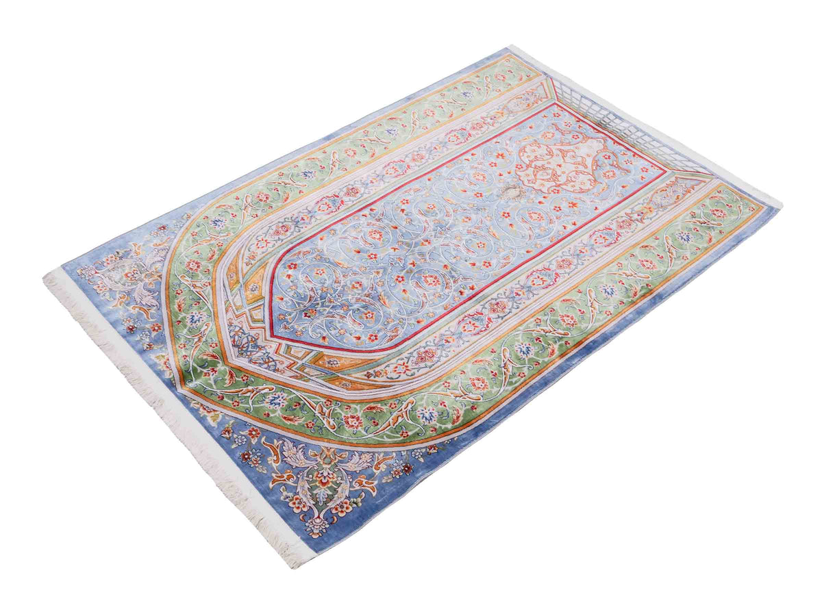 Ghom Gebetsteppich "Dua" 120 x 80 cm gewebt aus Bambusseide (Viskose), islamisches Design, Farbe: Blau-Grün. Teppichnummer: V98BL096M. Persian Luxury Collection by Khademi. Made in Iran / Persia – Vertrieb durch JUPITER Intl.