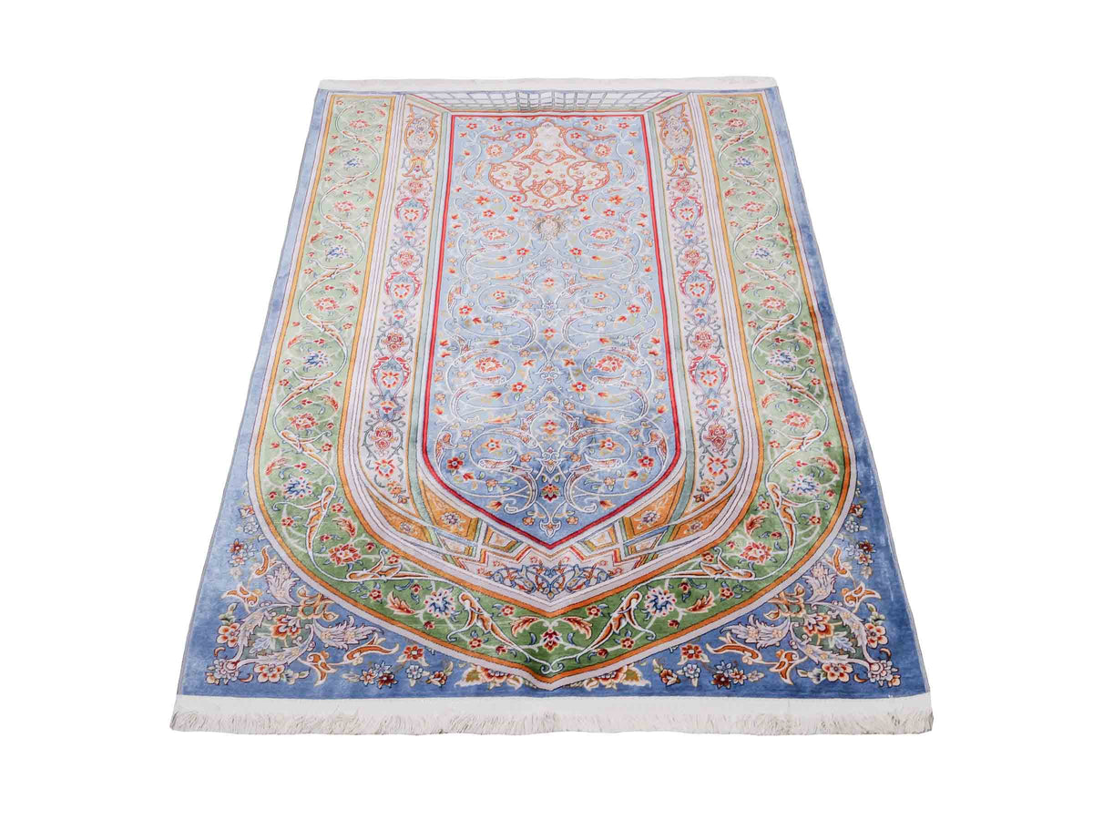 Ghom Gebetsteppich "Dua" 120 x 80 cm gewebt aus Bambusseide (Viskose), islamisches Design, Farbe: Blau-Grün. Teppichnummer: V98BL096M. Persian Luxury Collection by Khademi. Made in Iran / Persia – Vertrieb durch JUPITER Intl.
