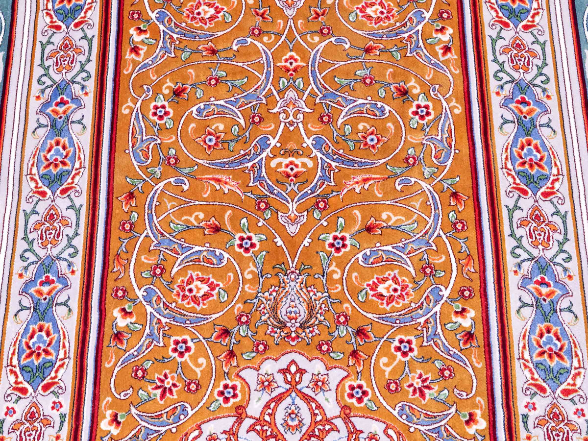 Ghom Gebetsteppich "Dua" 120 x 80 cm gewebt aus Bambusseide (Viskose), islamisches Design, Farbe: Gold-Grün. Teppichnummer: V98GD096M. Persian Luxury Collection by Khademi. Made in Iran / Persia – Vertrieb durch JUPITER Intl.