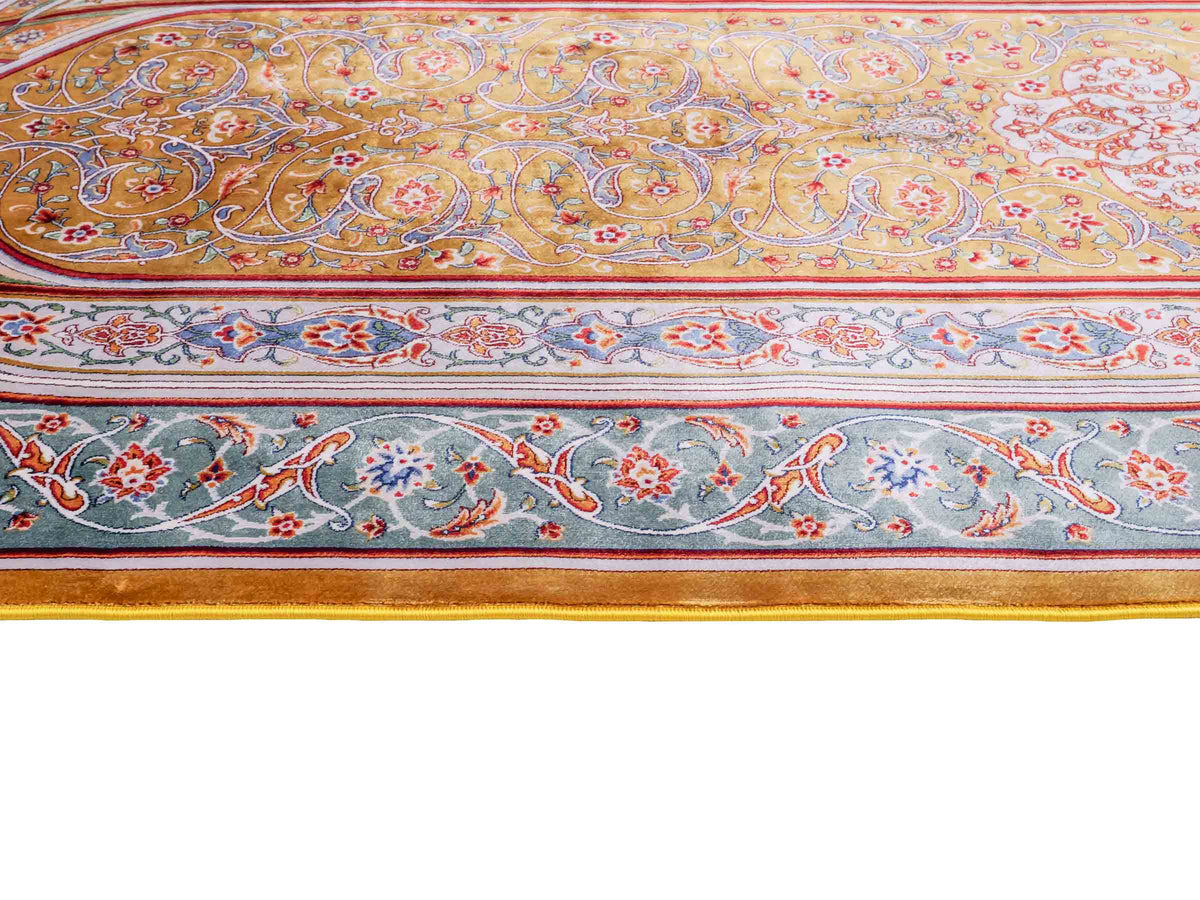 Ghom Gebetsteppich "Dua" 120 x 80 cm gewebt aus Bambusseide (Viskose), islamisches Design, Farbe: Gold-Grün. Teppichnummer: V98GD096M. Persian Luxury Collection by Khademi. Made in Iran / Persia – Vertrieb durch JUPITER Intl.