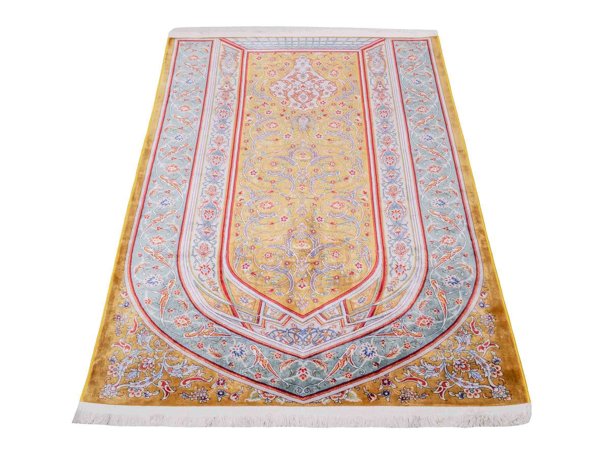 Ghom Gebetsteppich "Dua" 120 x 80 cm gewebt aus Bambusseide (Viskose), islamisches Design, Farbe: Gold-Grün. Teppichnummer: V98GD096M. Persian Luxury Collection by Khademi. Made in Iran / Persia – Vertrieb durch JUPITER Intl.