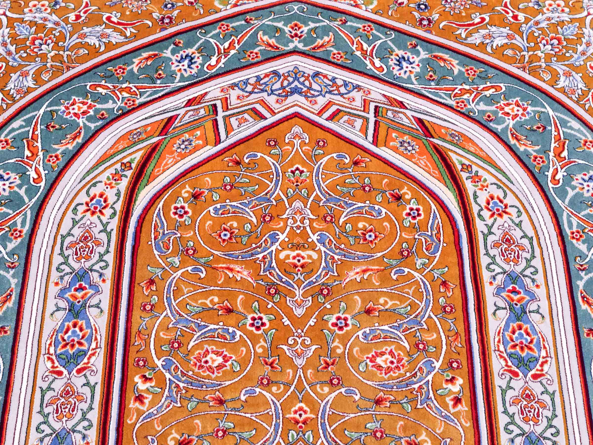 Ghom Gebetsteppich "Dua" 120 x 80 cm gewebt aus Bambusseide (Viskose), islamisches Design, Farbe: Gold-Grün. Teppichnummer: V98GD096M. Persian Luxury Collection by Khademi. Made in Iran / Persia – Vertrieb durch JUPITER Intl.